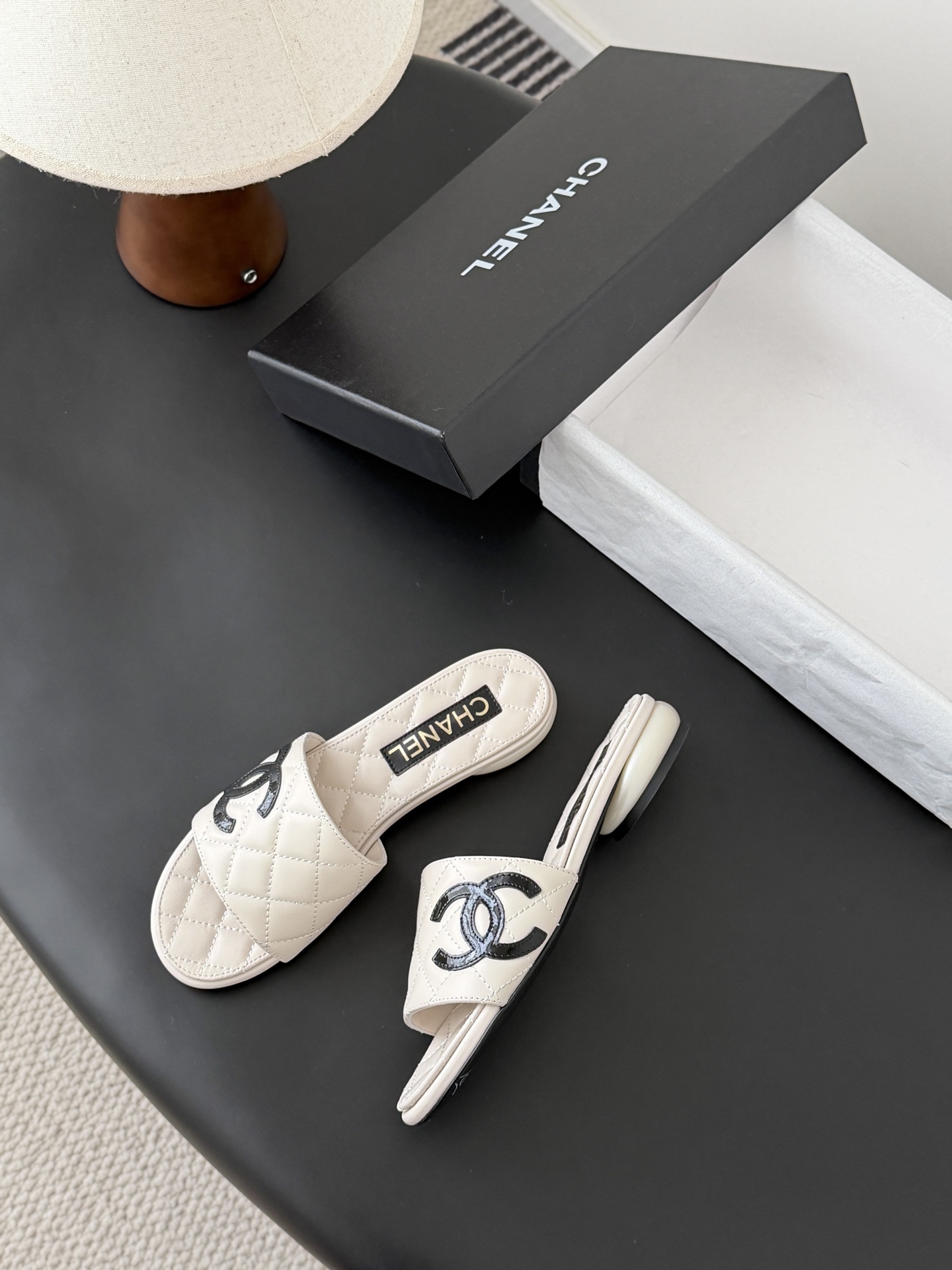 Chanel 26新款珍珠玛丽珍拖鞋皮料质感超好，上脚秀气～鞋面牛皮，内里羊皮，真皮大底！Size:35