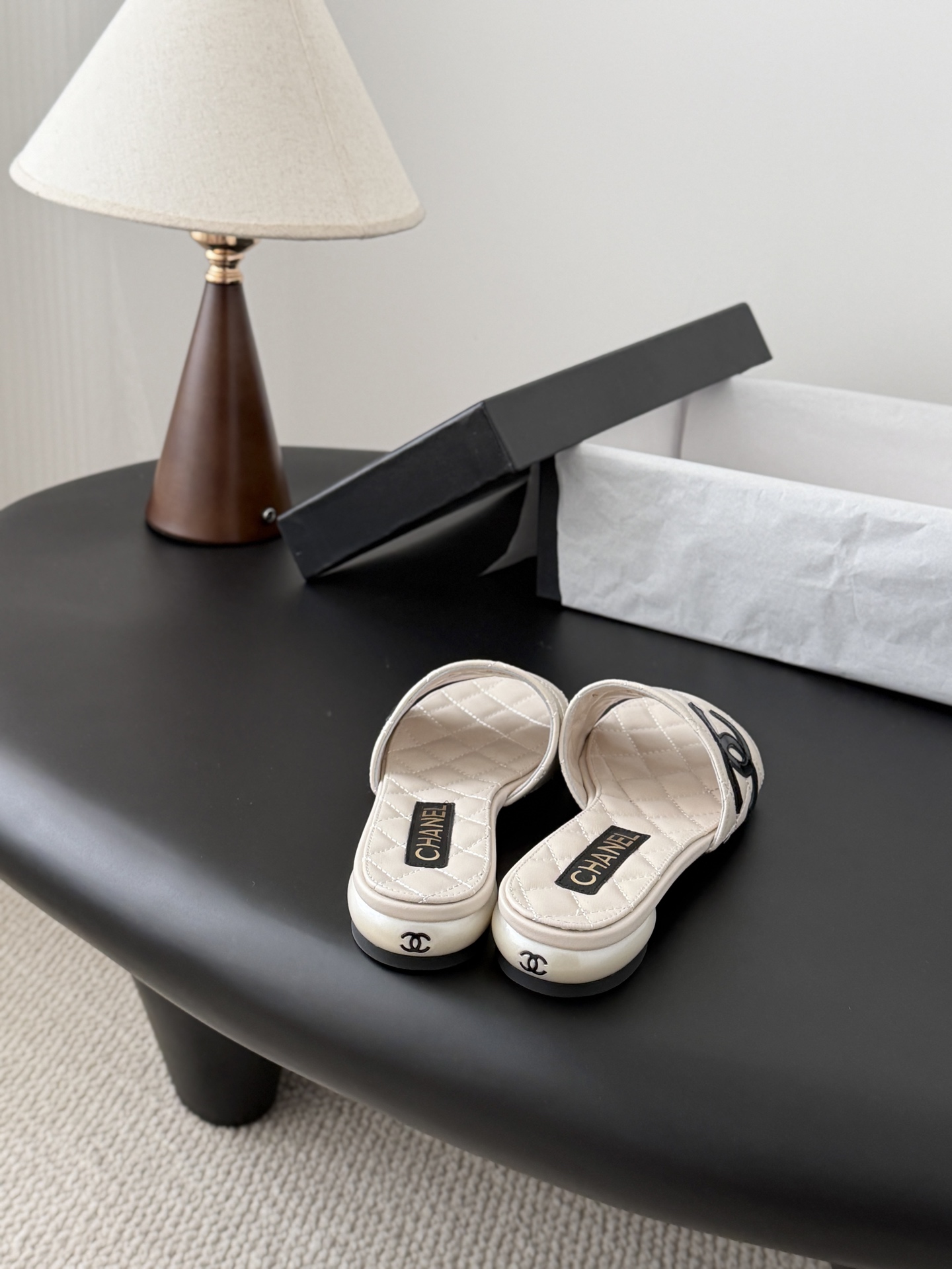 Chanel 26新款珍珠玛丽珍拖鞋皮料质感超好，上脚秀气～鞋面牛皮，内里羊皮，真皮大底！Size:35