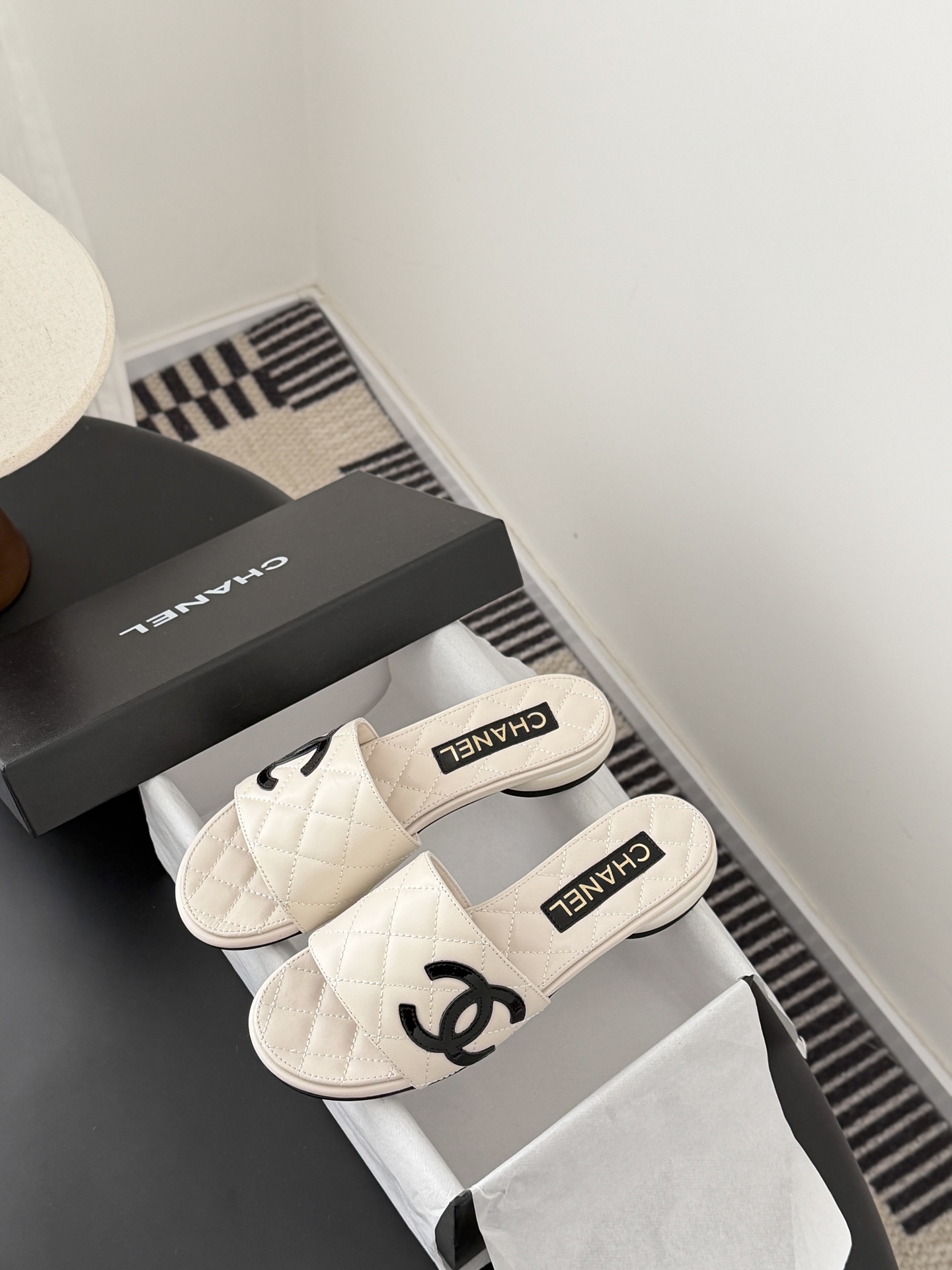 Chanel 26新款珍珠玛丽珍拖鞋皮料质感超好，上脚秀气～鞋面牛皮，内里羊皮，真皮大底！Size:35