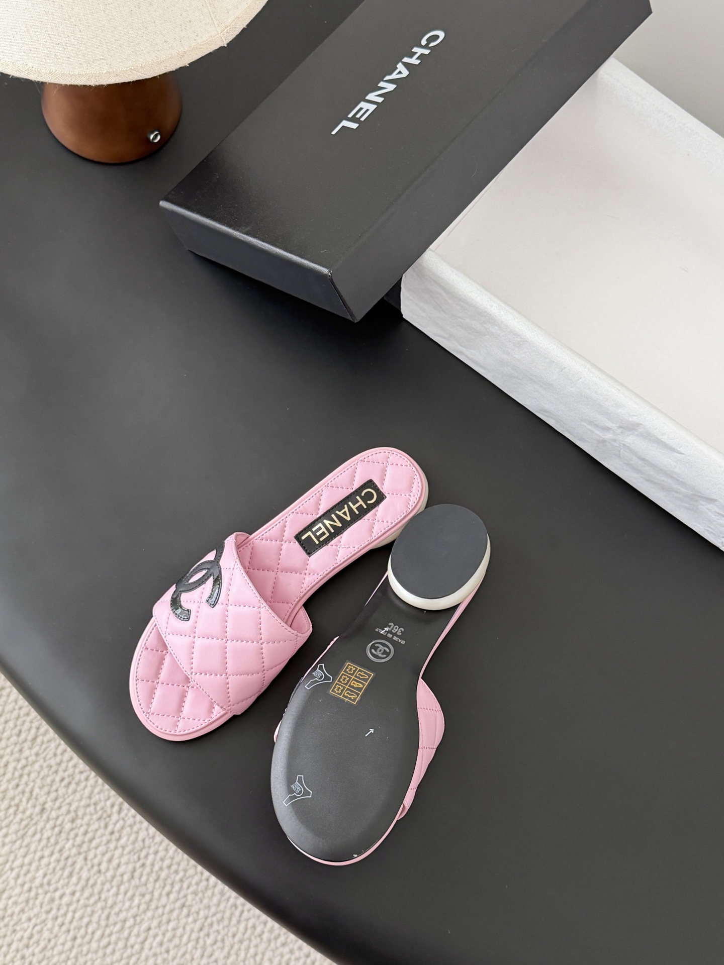 Chanel 26新款珍珠玛丽珍拖鞋皮料质感超好，上脚秀气～鞋面牛皮，内里羊皮，真皮大底！Size:35