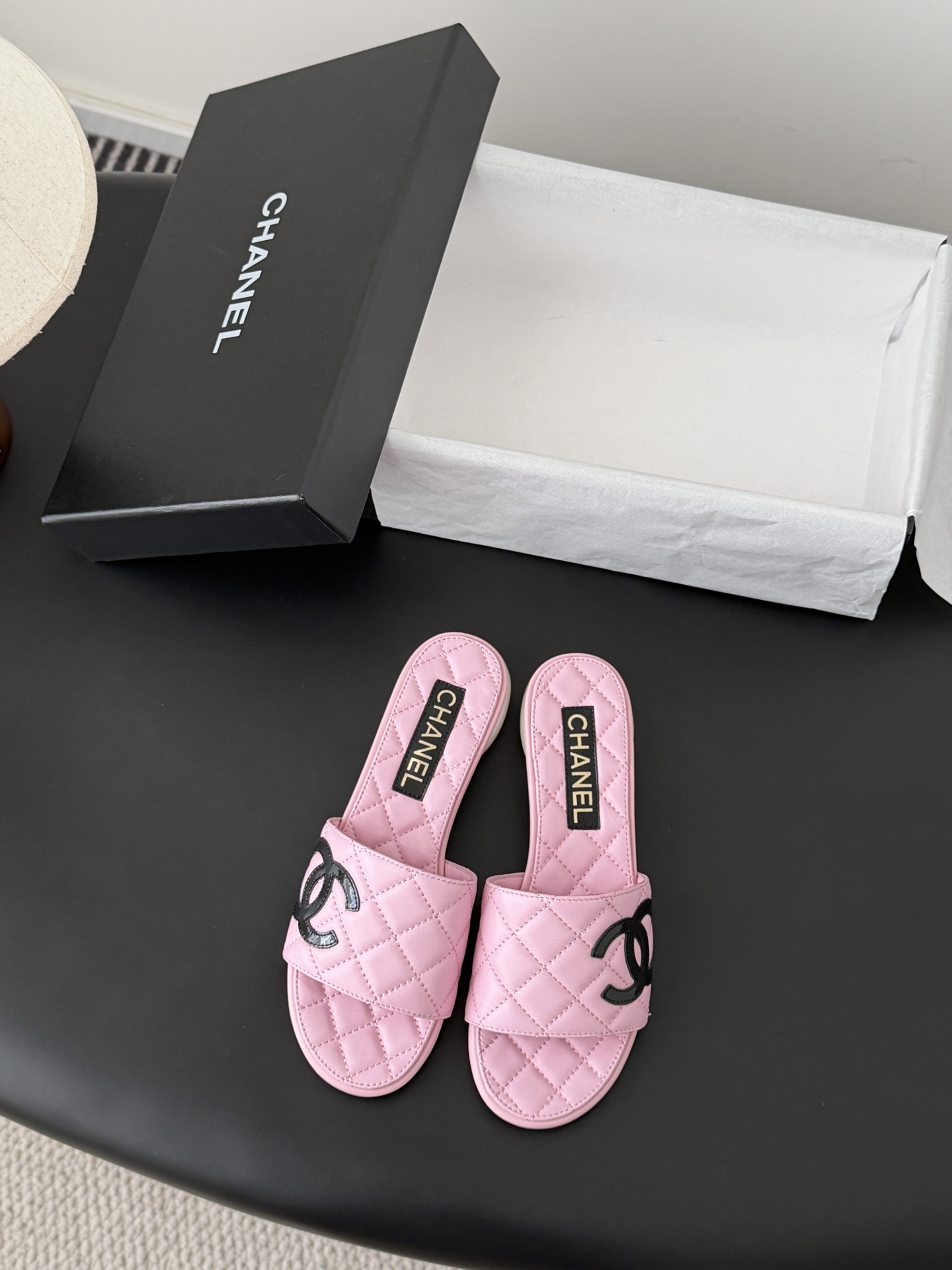 Chanel 26新款珍珠玛丽珍拖鞋皮料质感超好，上脚秀气～鞋面牛皮，内里羊皮，真皮大底！Size:35