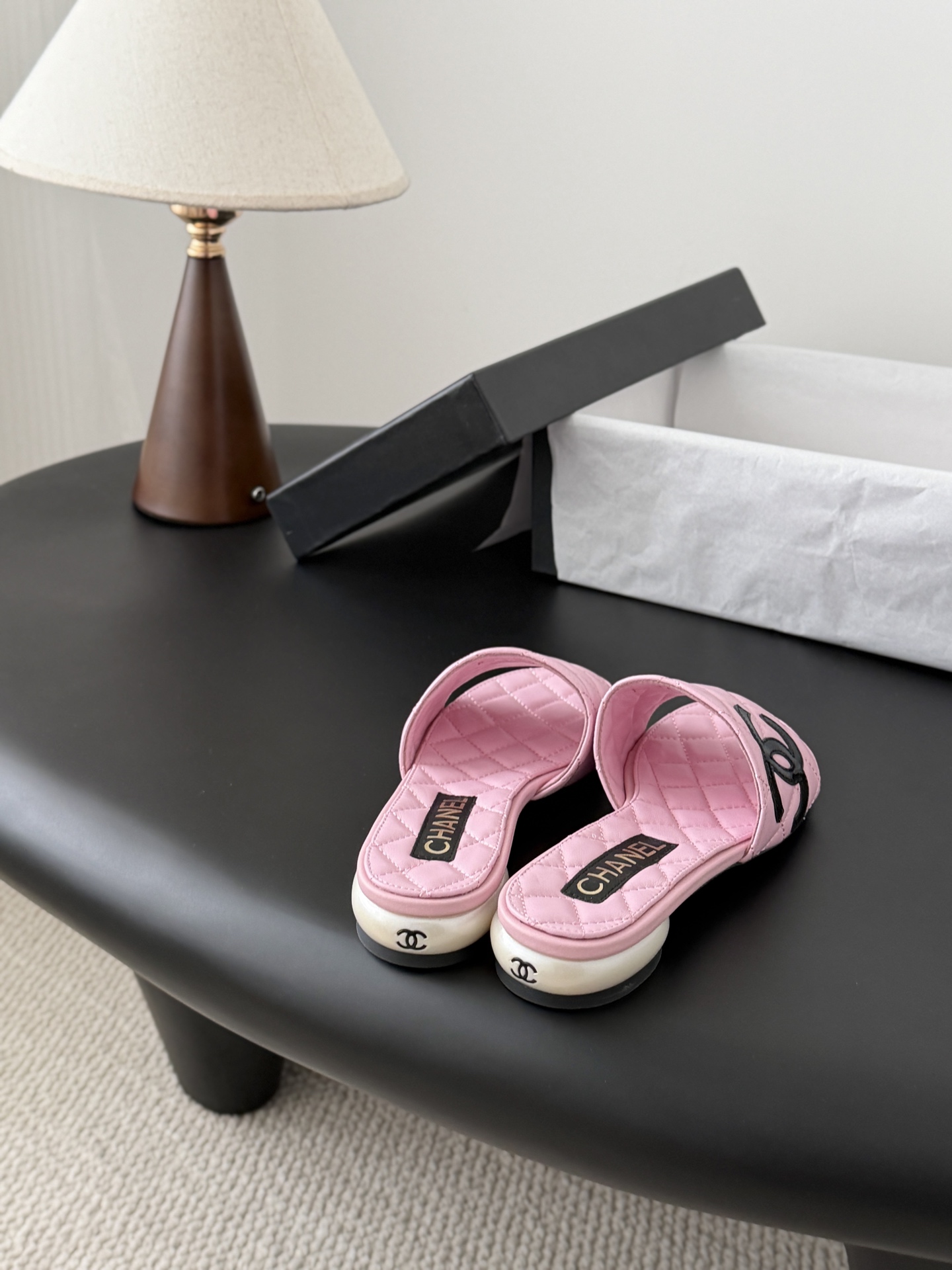 Chanel 26新款珍珠玛丽珍拖鞋皮料质感超好，上脚秀气～鞋面牛皮，内里羊皮，真皮大底！Size:35