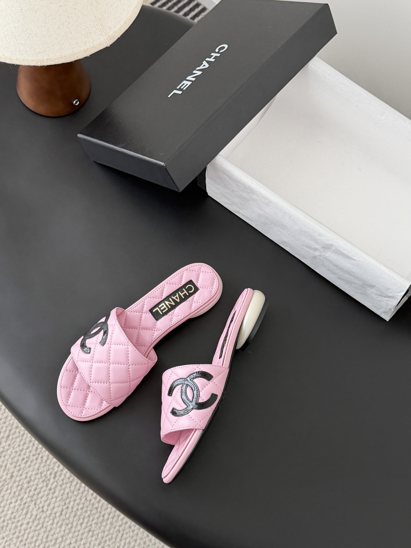 Chanel 26新款珍珠玛丽珍拖鞋皮料质感超好，上脚秀气～鞋面牛皮，内里羊皮，真皮大底！Size:35