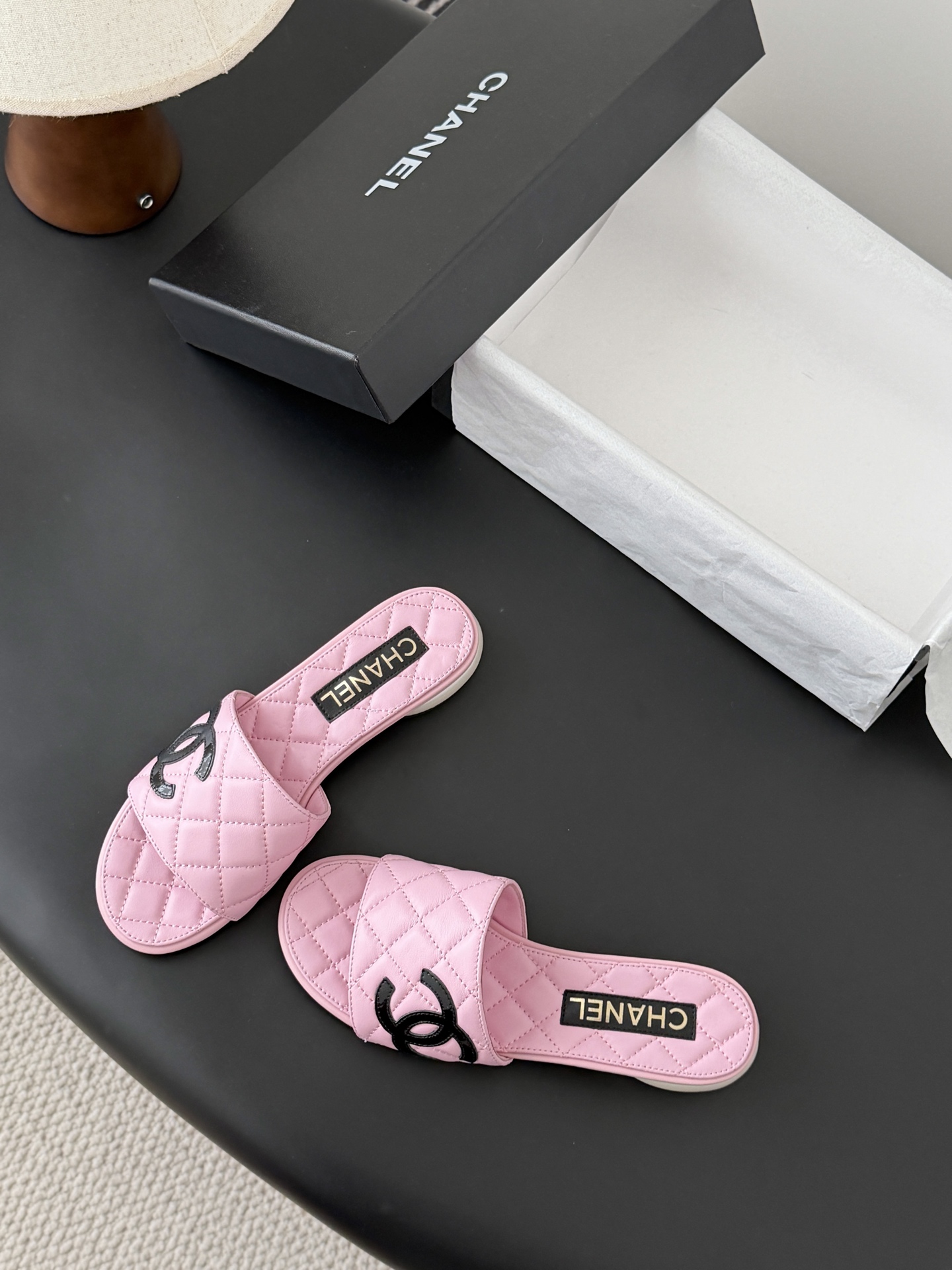 Chanel 26新款珍珠玛丽珍拖鞋皮料质感超好，上脚秀气～鞋面牛皮，内里羊皮，真皮大底！Size:35