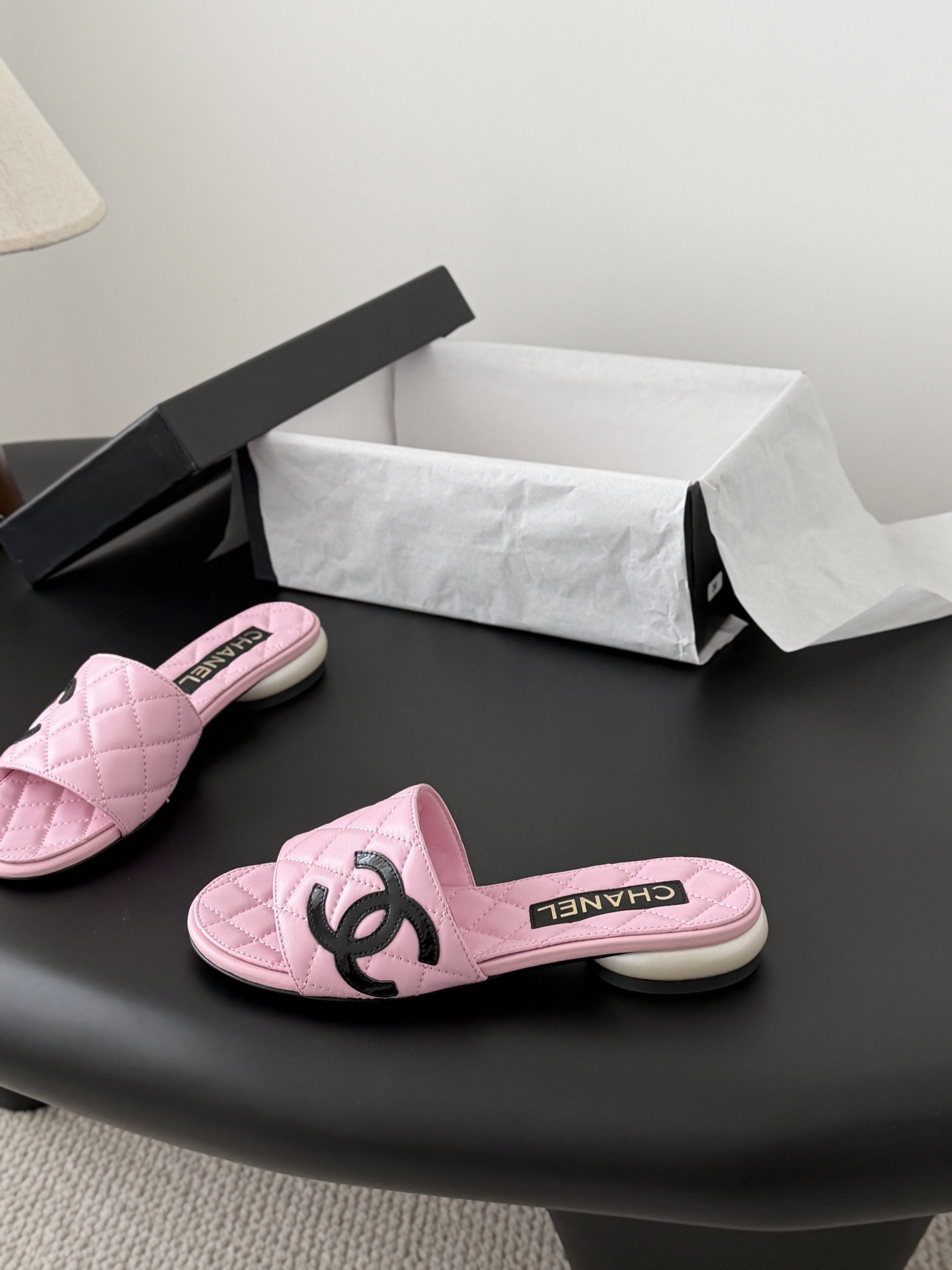 Chanel 26新款珍珠玛丽珍拖鞋皮料质感超好，上脚秀气～鞋面牛皮，内里羊皮，真皮大底！Size:35