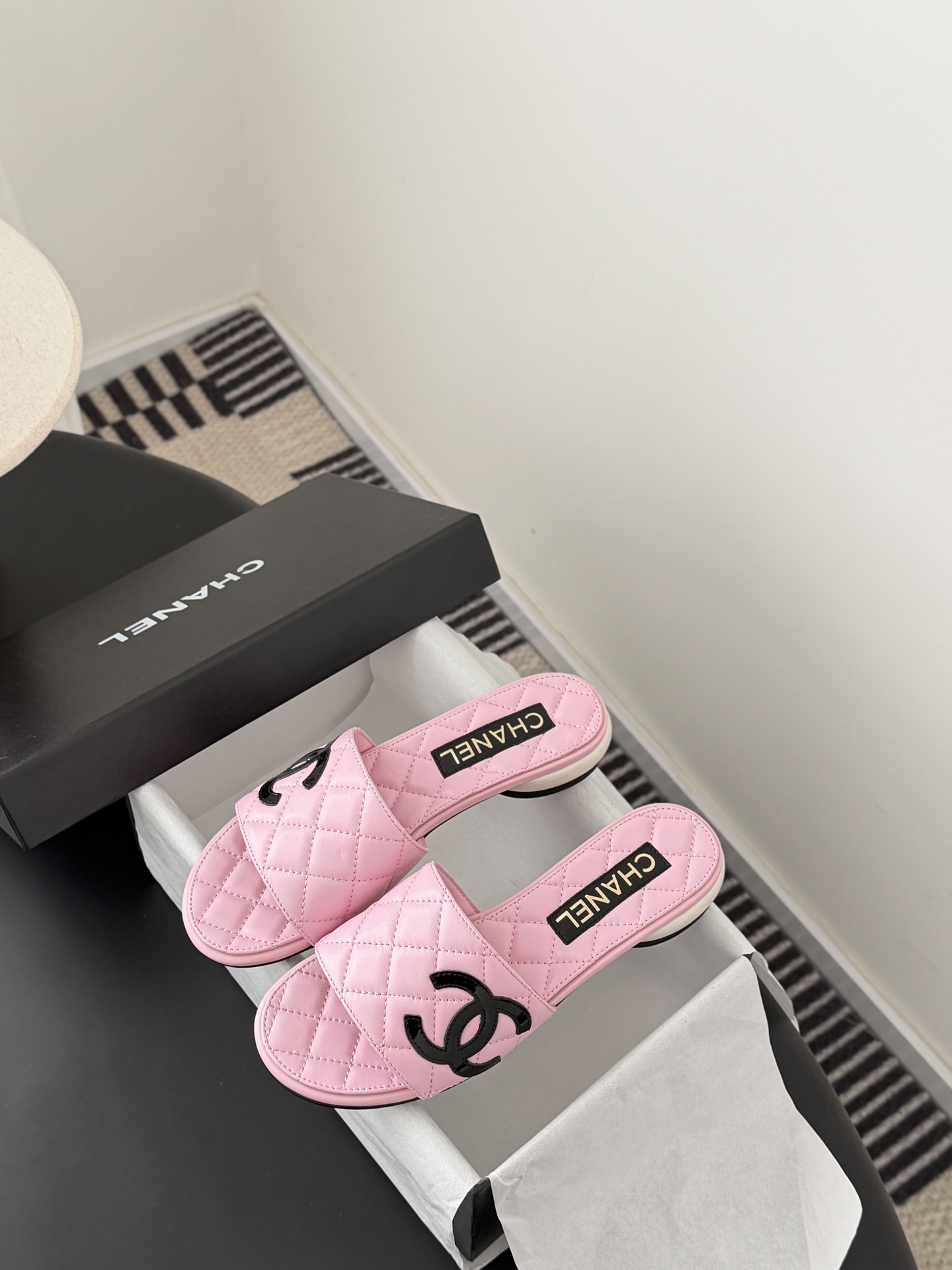 Chanel 26新款珍珠玛丽珍拖鞋皮料质感超好，上脚秀气～鞋面牛皮，内里羊皮，真皮大底！Size:35