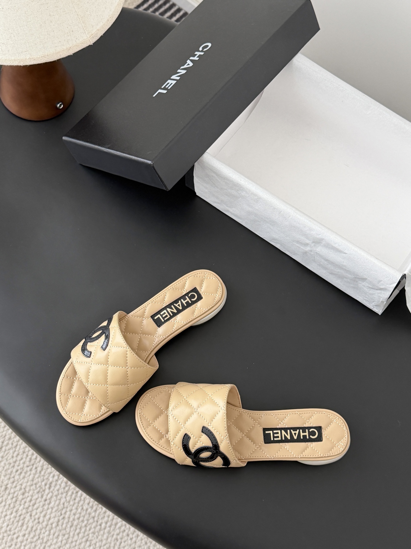 Chanel 26新款珍珠玛丽珍拖鞋皮料质感超好，上脚秀气～鞋面牛皮，内里羊皮，真皮大底！Size:35