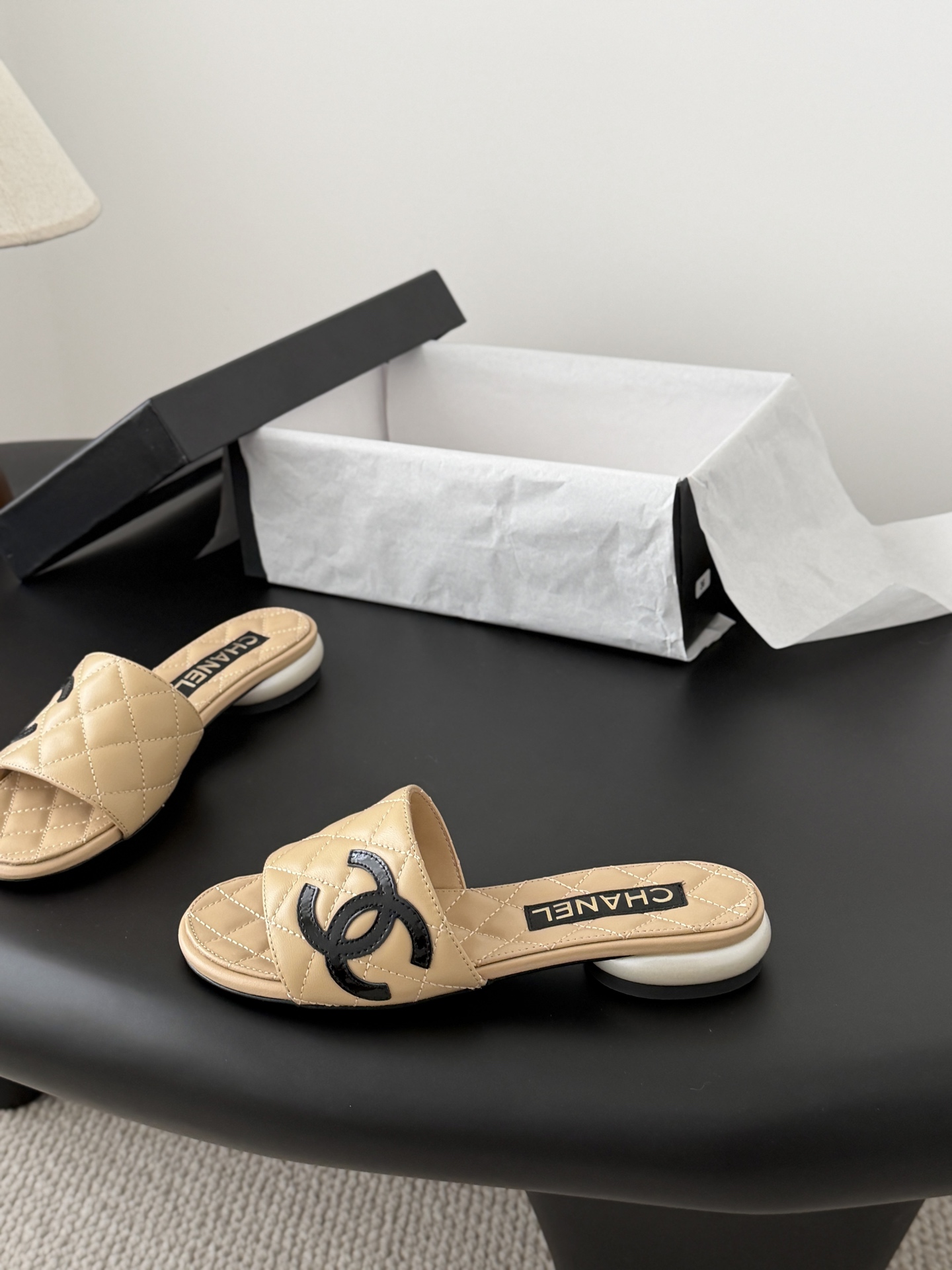 Chanel 26新款珍珠玛丽珍拖鞋皮料质感超好，上脚秀气～鞋面牛皮，内里羊皮，真皮大底！Size:35