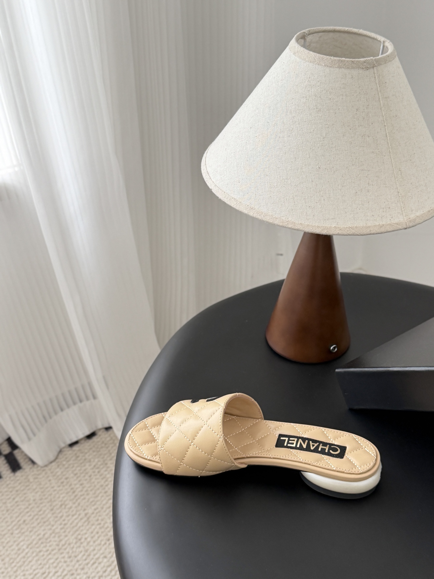 Chanel 26新款珍珠玛丽珍拖鞋皮料质感超好，上脚秀气～鞋面牛皮，内里羊皮，真皮大底！Size:35