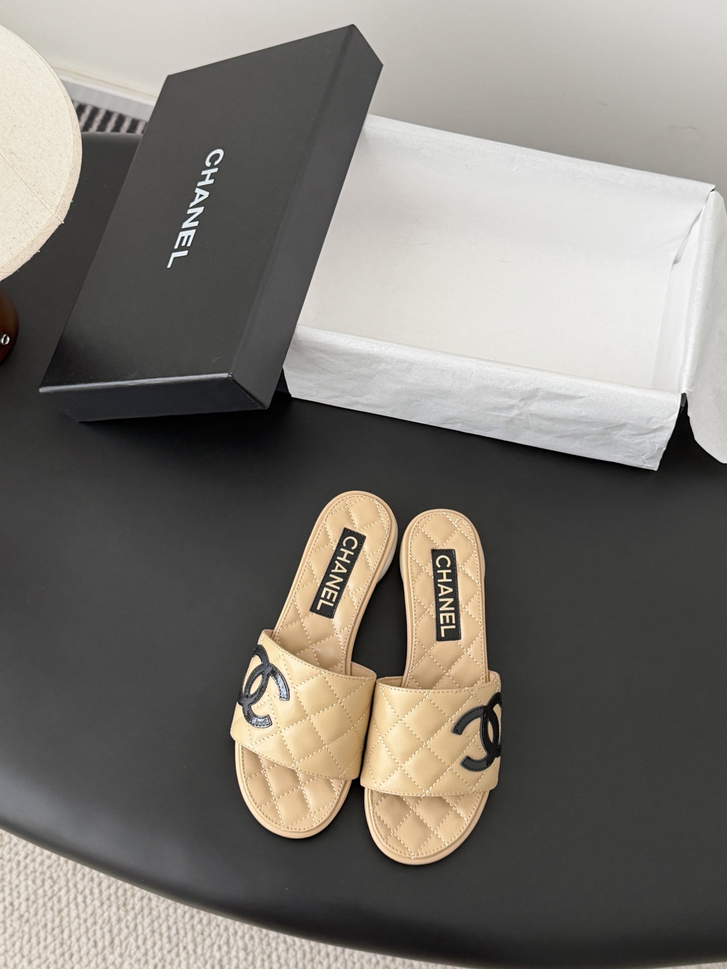 NO:721100,Chanel 26 new pearl Mary Jane slippers, the leather texture is super good, and the upper foot is delicate ~ cowhide upper, sheepskin lining, leather outsole!  Size:35-39 Other sizes are determined, slippers, chanel, mary jane, slippers, cowhide, sheepskin, Leather soles19860909Chanel 26新款珍珠玛丽珍拖鞋 皮料质感超好,上脚秀气～ 鞋面牛皮,内里羊皮,真皮大底！ Size:35-39 其它码数定,拖鞋,chanel,mary jane,slippers,cowhide,sheepskin,Leather soles,Women's Shoes