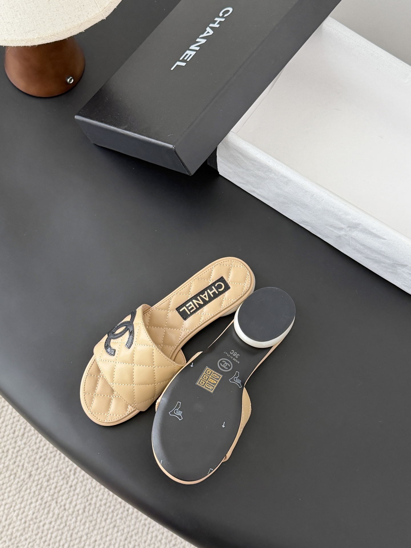 Chanel 26新款珍珠玛丽珍拖鞋皮料质感超好，上脚秀气～鞋面牛皮，内里羊皮，真皮大底！Size:35