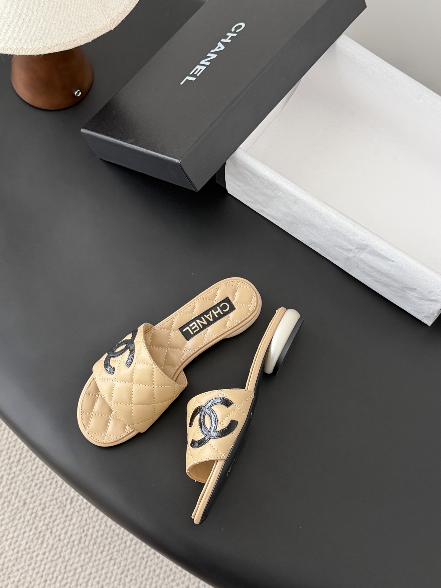 Chanel 26新款珍珠玛丽珍拖鞋皮料质感超好，上脚秀气～鞋面牛皮，内里羊皮，真皮大底！Size:35