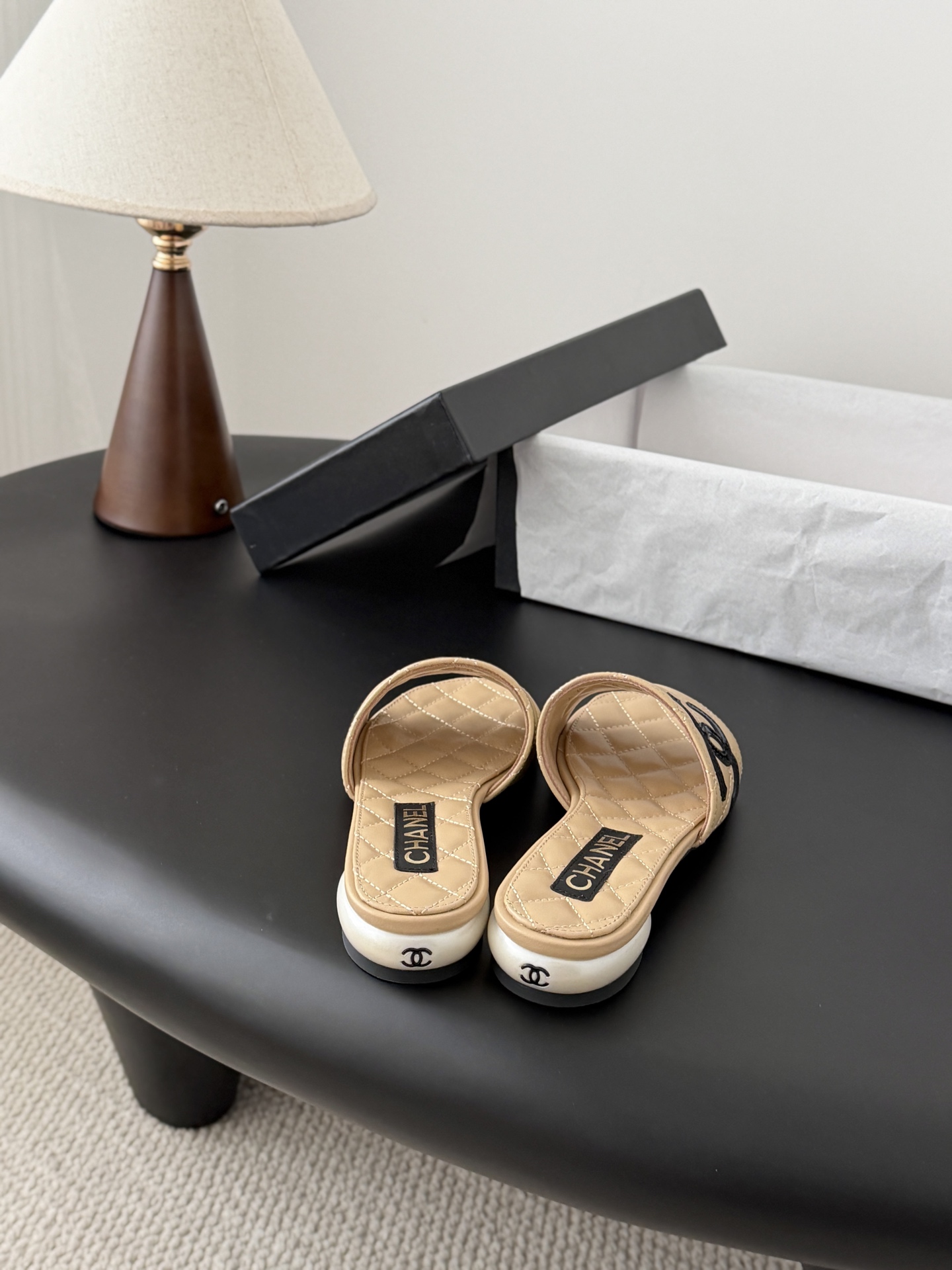 Chanel 26新款珍珠玛丽珍拖鞋皮料质感超好，上脚秀气～鞋面牛皮，内里羊皮，真皮大底！Size:35