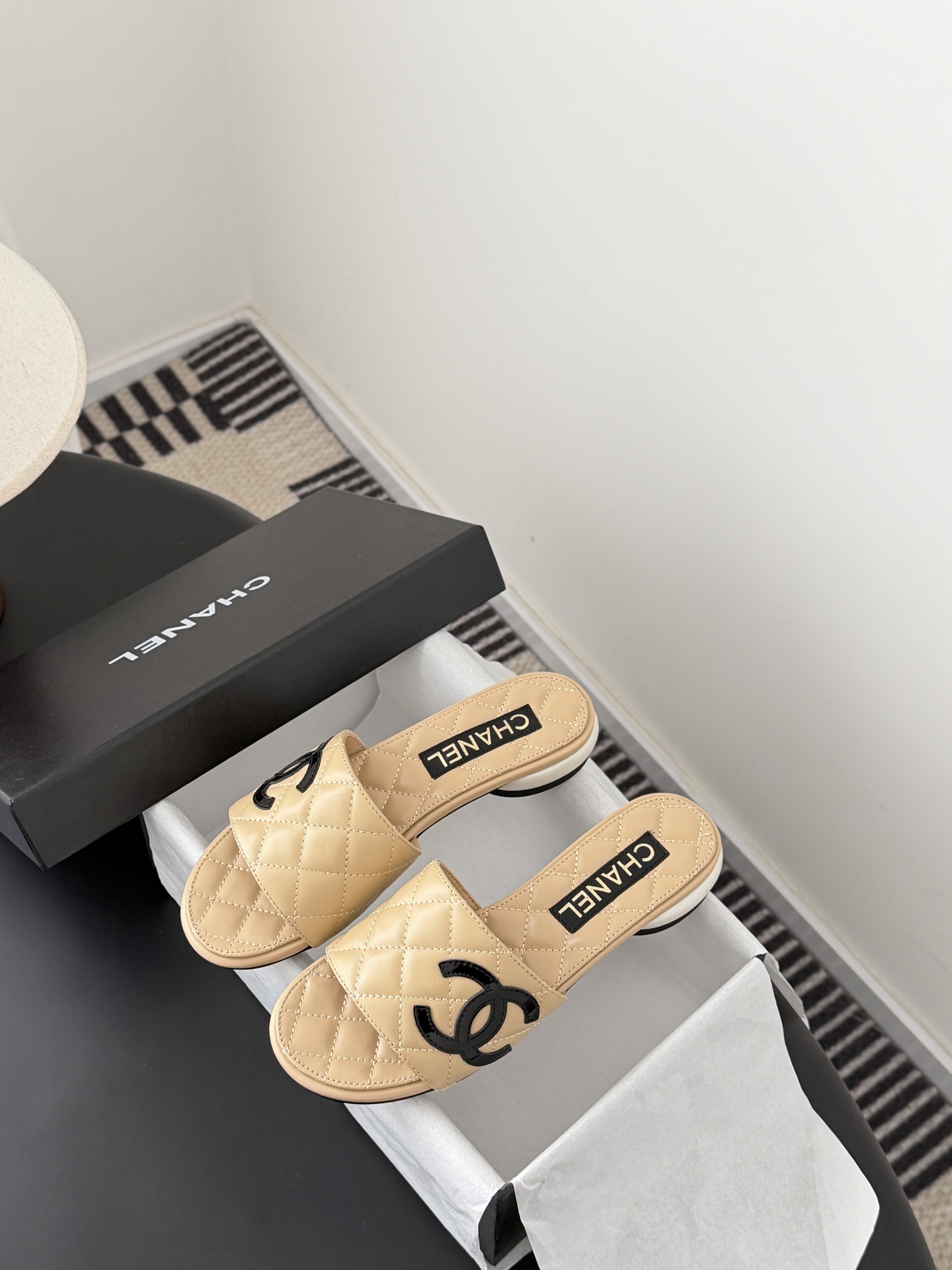 Chanel 26新款珍珠玛丽珍拖鞋皮料质感超好，上脚秀气～鞋面牛皮，内里羊皮，真皮大底！Size:35