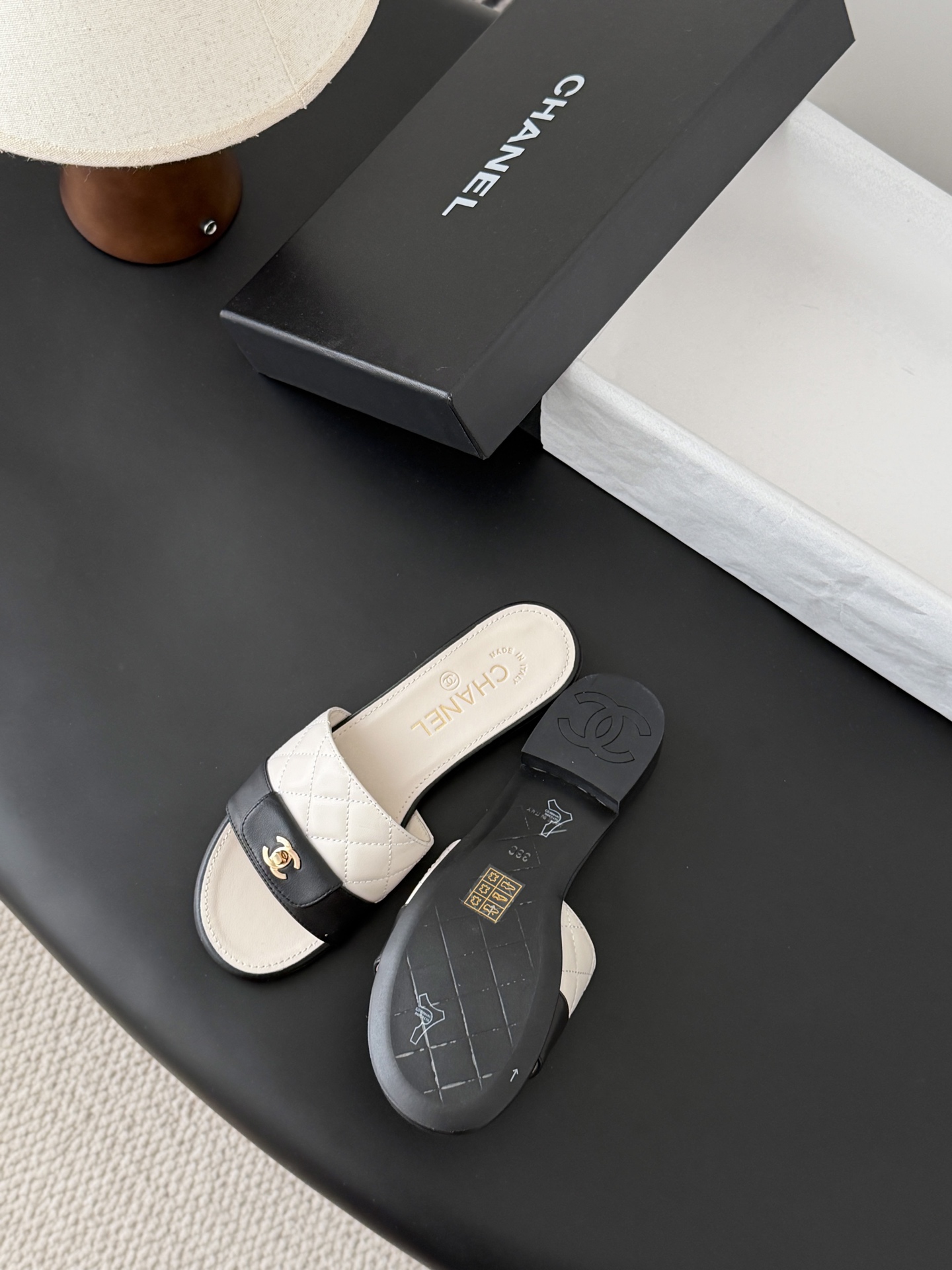 Chanel 26C新款书包扣拖鞋回归的经典书包扣设计 特别Vintage 复古味十足乐福鞋也长到了审美