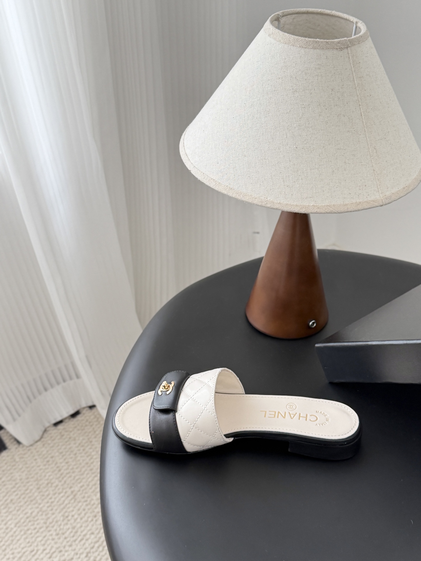 Chanel 26C新款书包扣拖鞋回归的经典书包扣设计 特别Vintage 复古味十足乐福鞋也长到了审美