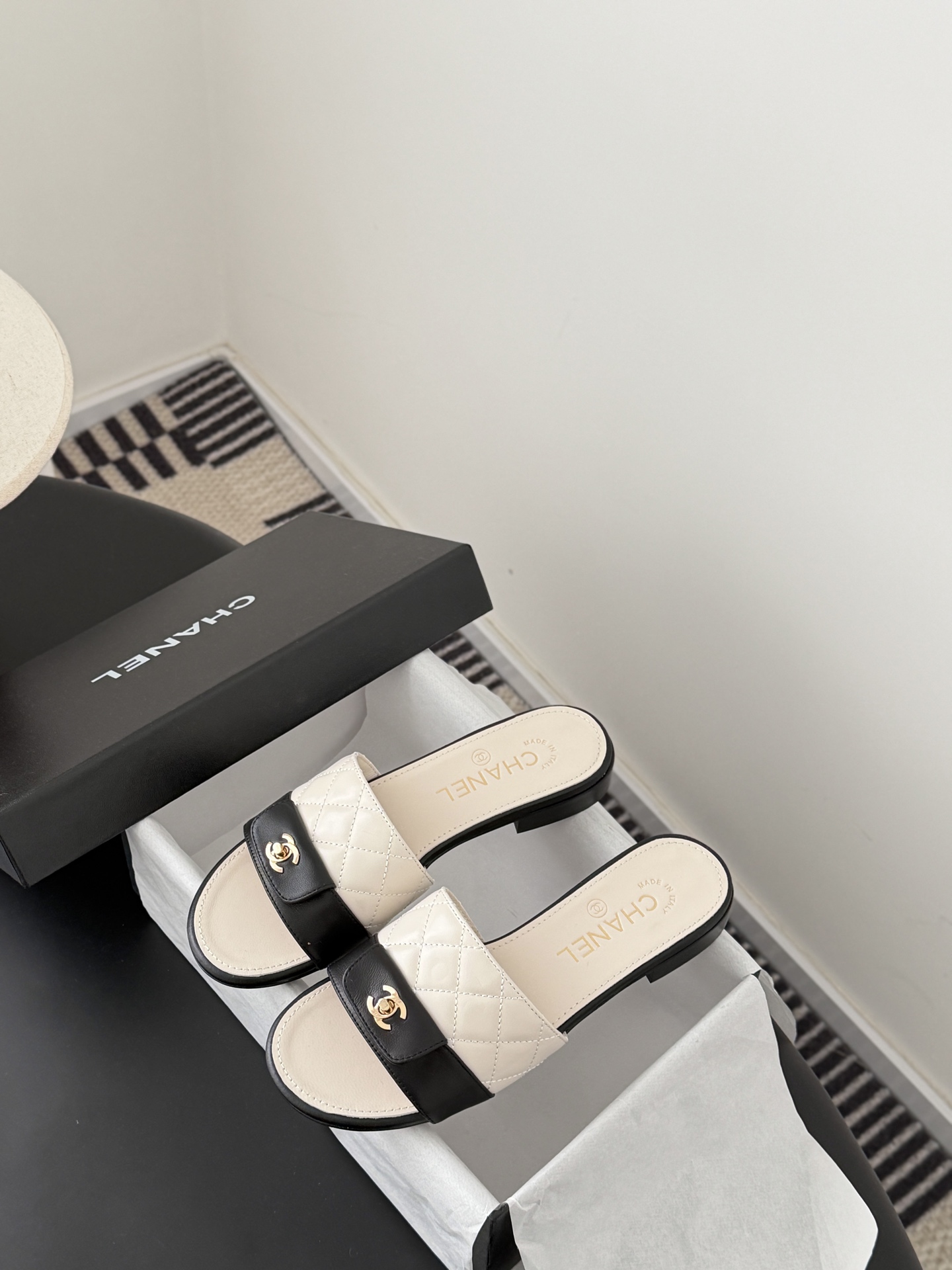 Chanel 26C新款书包扣拖鞋回归的经典书包扣设计 特别Vintage 复古味十足乐福鞋也长到了审美