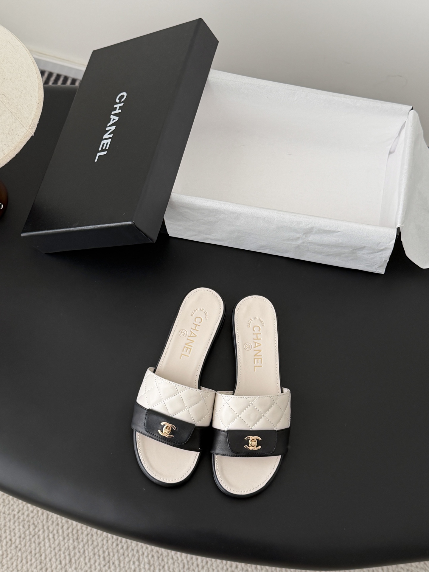 Chanel 26C新款书包扣拖鞋回归的经典书包扣设计 特别Vintage 复古味十足乐福鞋也长到了审美