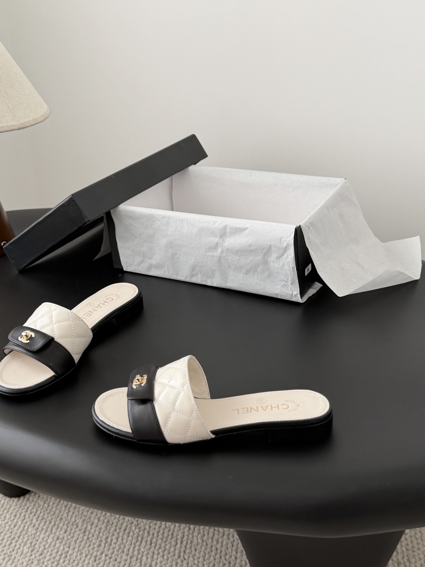 Chanel 26C新款书包扣拖鞋回归的经典书包扣设计 特别Vintage 复古味十足乐福鞋也长到了审美