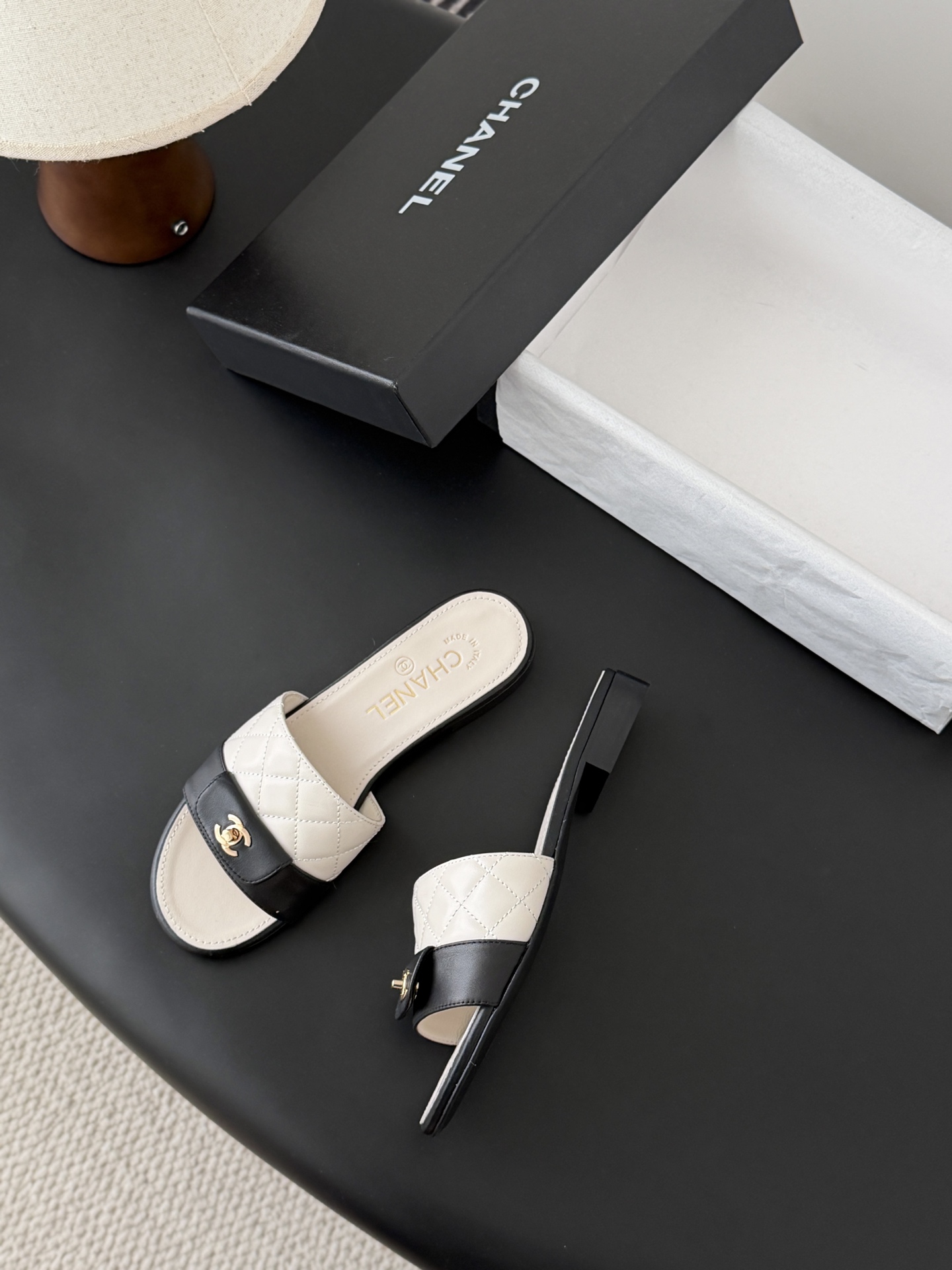 Chanel 26C新款书包扣拖鞋回归的经典书包扣设计 特别Vintage 复古味十足乐福鞋也长到了审美