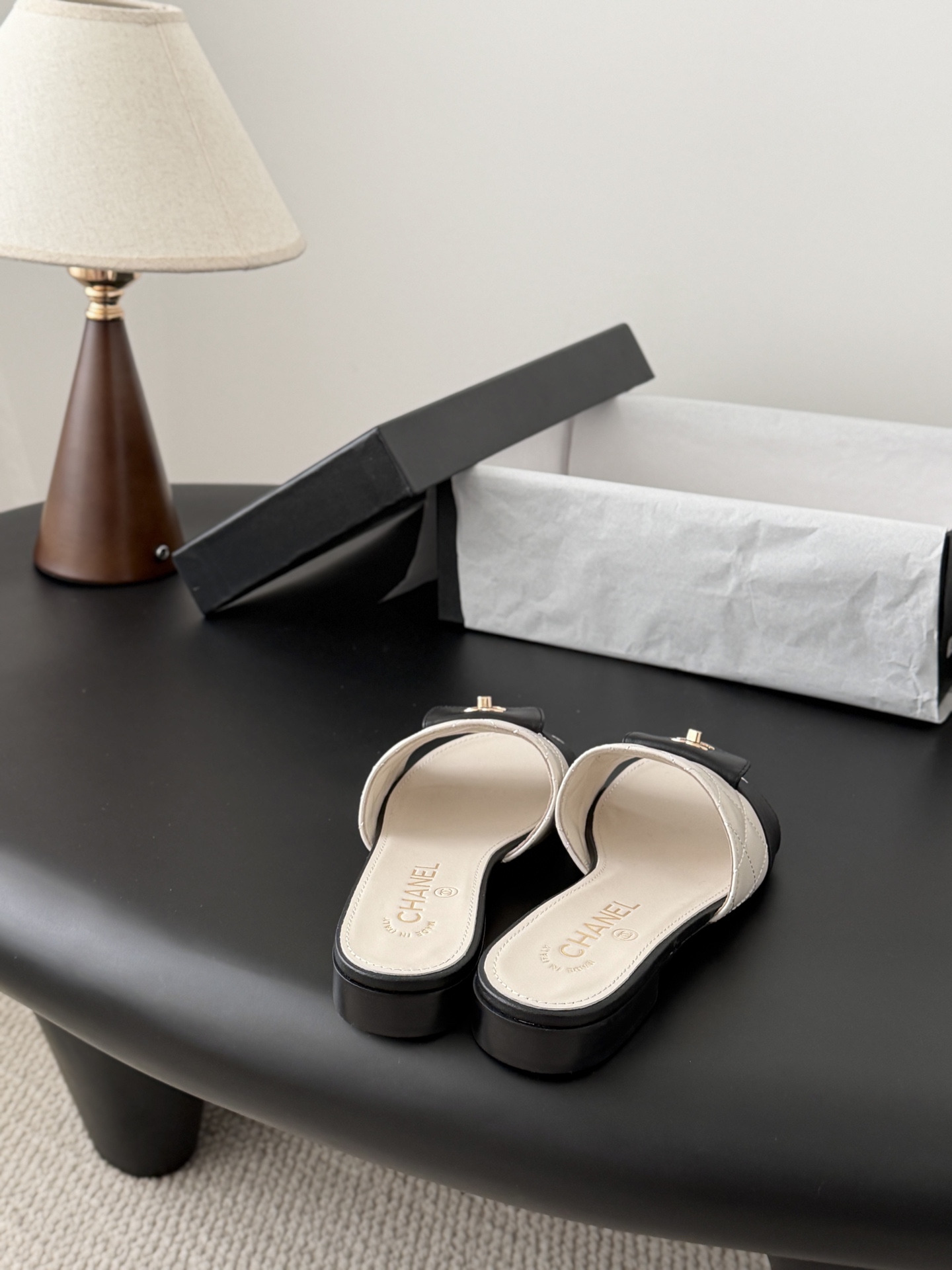 Chanel 26C新款书包扣拖鞋回归的经典书包扣设计 特别Vintage 复古味十足乐福鞋也长到了审美