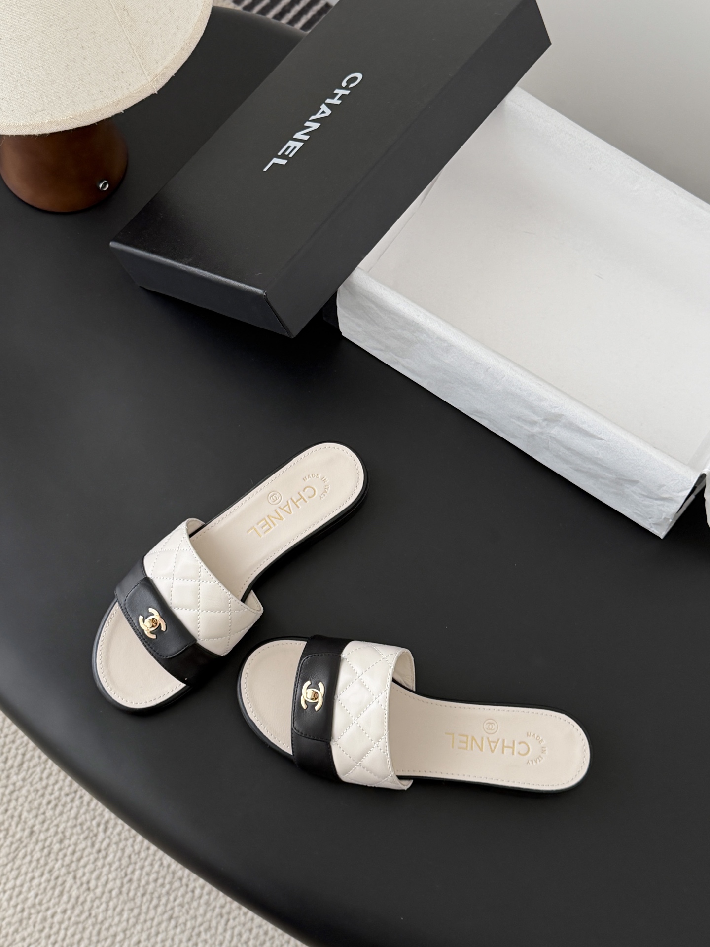Chanel 26C新款书包扣拖鞋回归的经典书包扣设计 特别Vintage 复古味十足乐福鞋也长到了审美