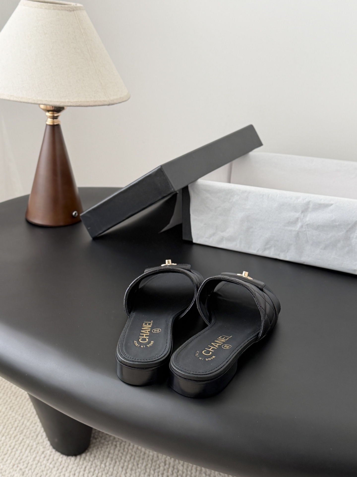 Chanel 26C新款书包扣拖鞋回归的经典书包扣设计 特别Vintage 复古味十足乐福鞋也长到了审美