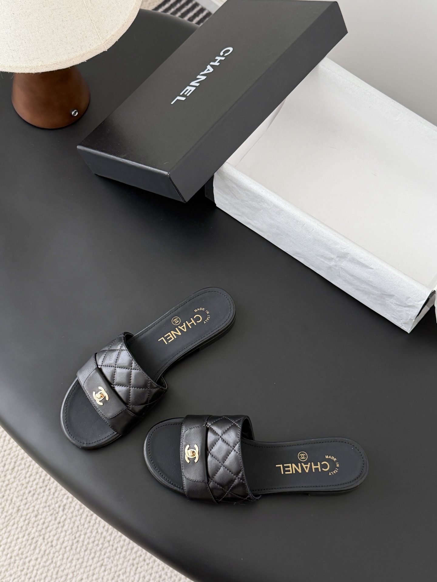Chanel 26C新款书包扣拖鞋回归的经典书包扣设计 特别Vintage 复古味十足乐福鞋也长到了审美