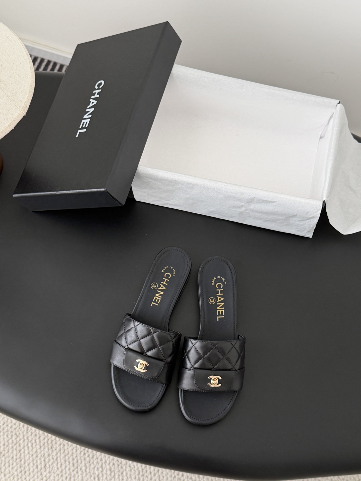 Chanel 26C新款书包扣拖鞋回归的经典书包扣设计 特别Vintage 复古味十足乐福鞋也长到了审美