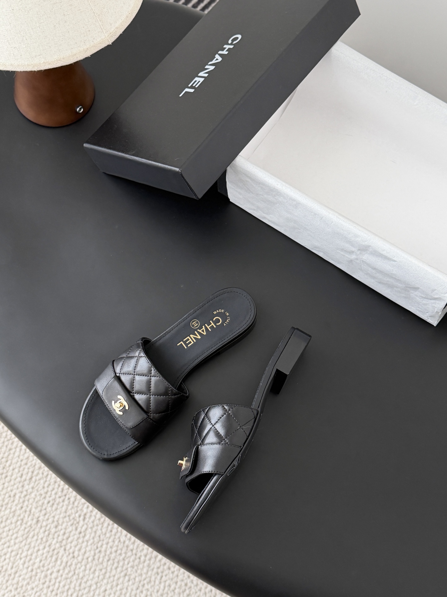 Chanel 26C新款书包扣拖鞋回归的经典书包扣设计 特别Vintage 复古味十足乐福鞋也长到了审美