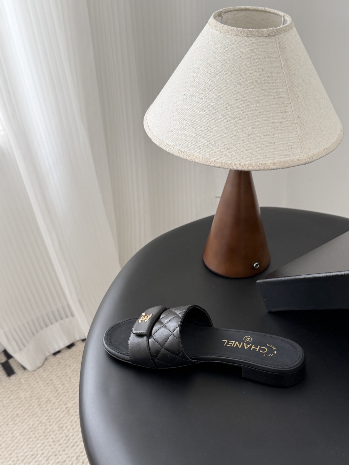 Chanel 26C新款书包扣拖鞋回归的经典书包扣设计 特别Vintage 复古味十足乐福鞋也长到了审美