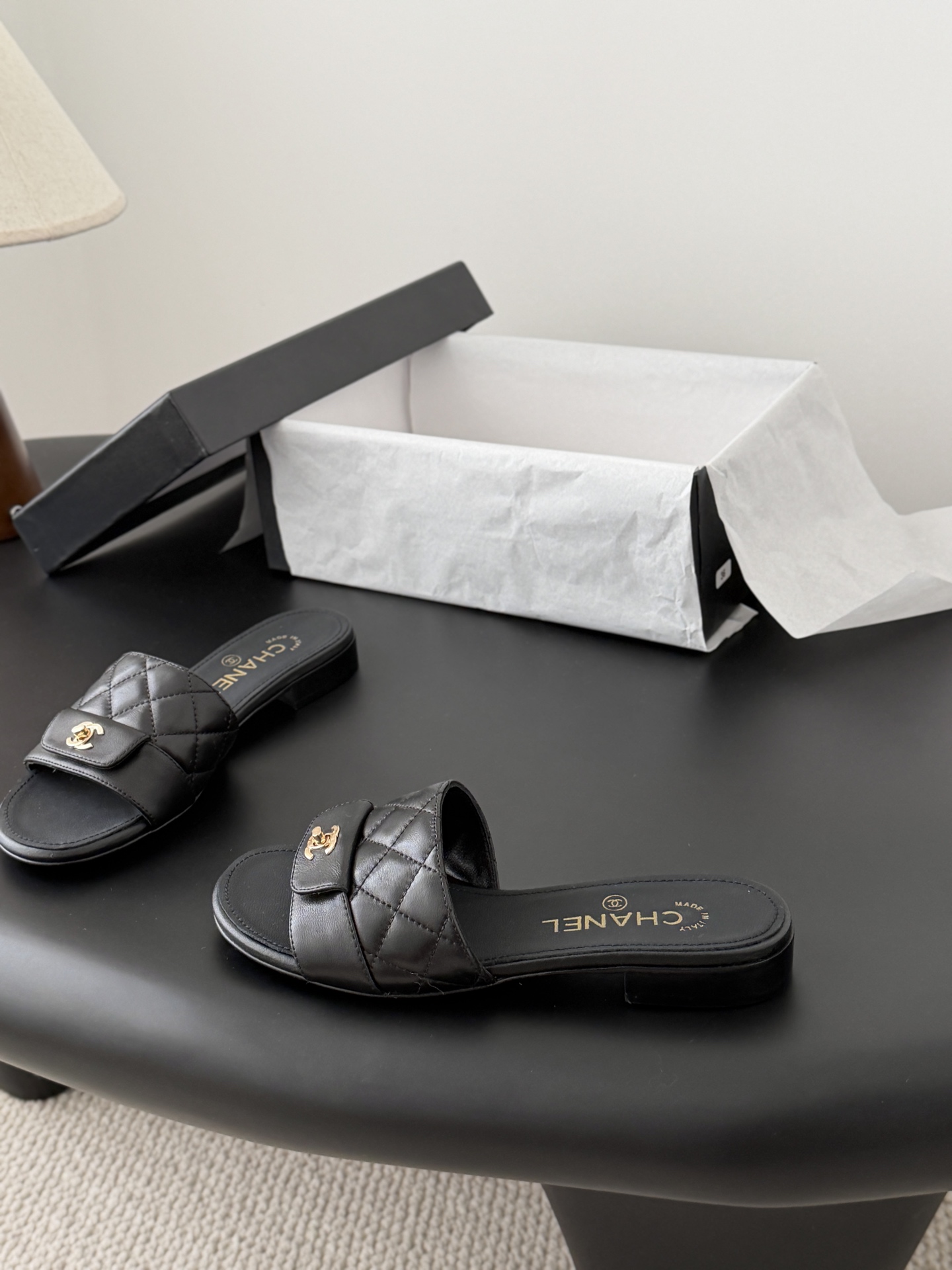 Chanel 26C新款书包扣拖鞋回归的经典书包扣设计 特别Vintage 复古味十足乐福鞋也长到了审美