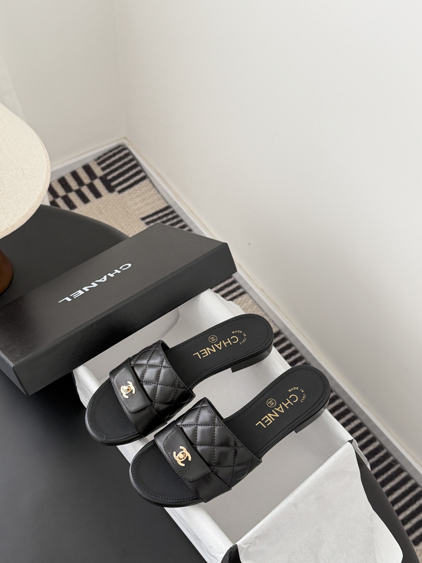 Chanel 26C新款书包扣拖鞋回归的经典书包扣设计 特别Vintage 复古味十足乐福鞋也长到了审美