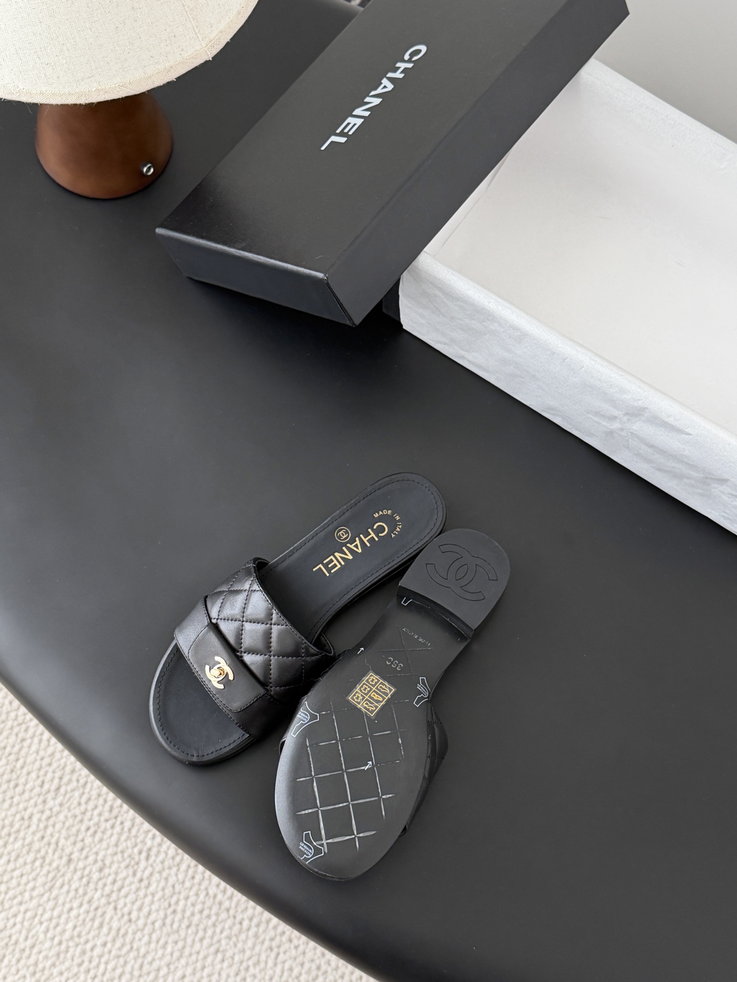 Chanel 26C新款书包扣拖鞋回归的经典书包扣设计 特别Vintage 复古味十足乐福鞋也长到了审美