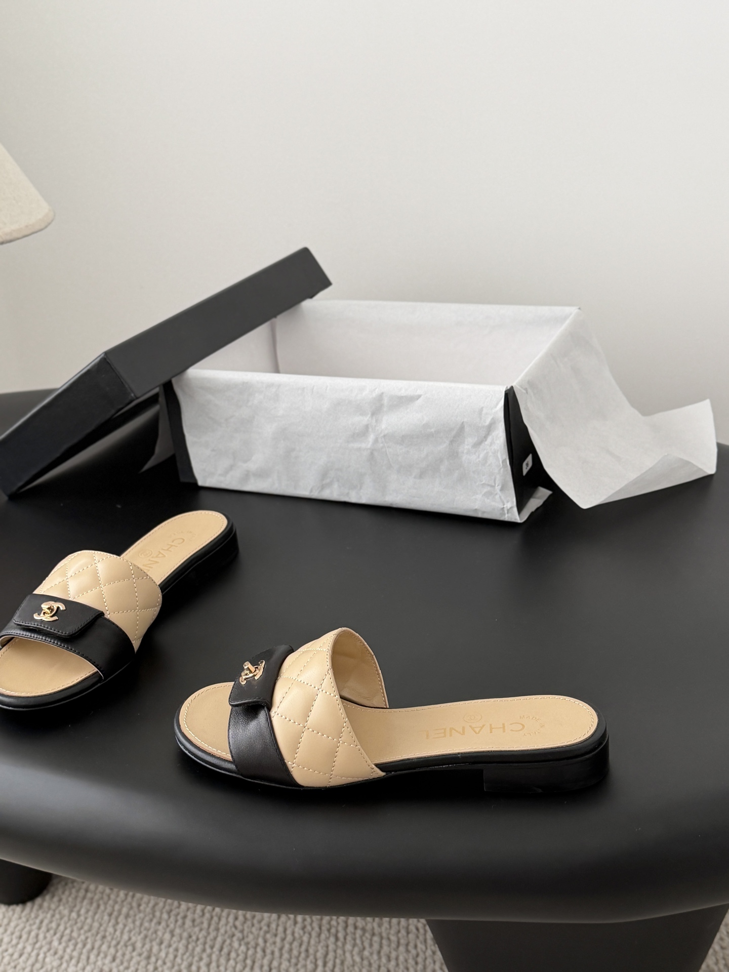 Chanel 26C新款书包扣拖鞋回归的经典书包扣设计 特别Vintage 复古味十足乐福鞋也长到了审美