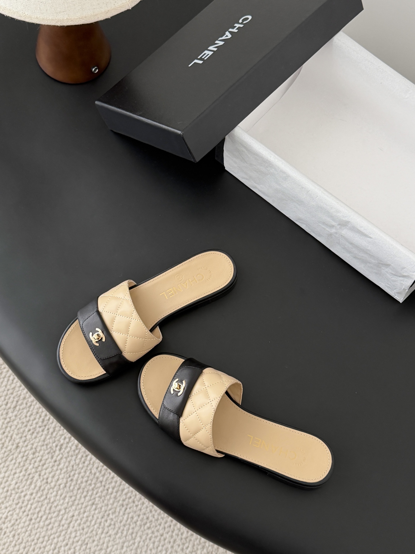 Chanel 26C新款书包扣拖鞋回归的经典书包扣设计 特别Vintage 复古味十足乐福鞋也长到了审美