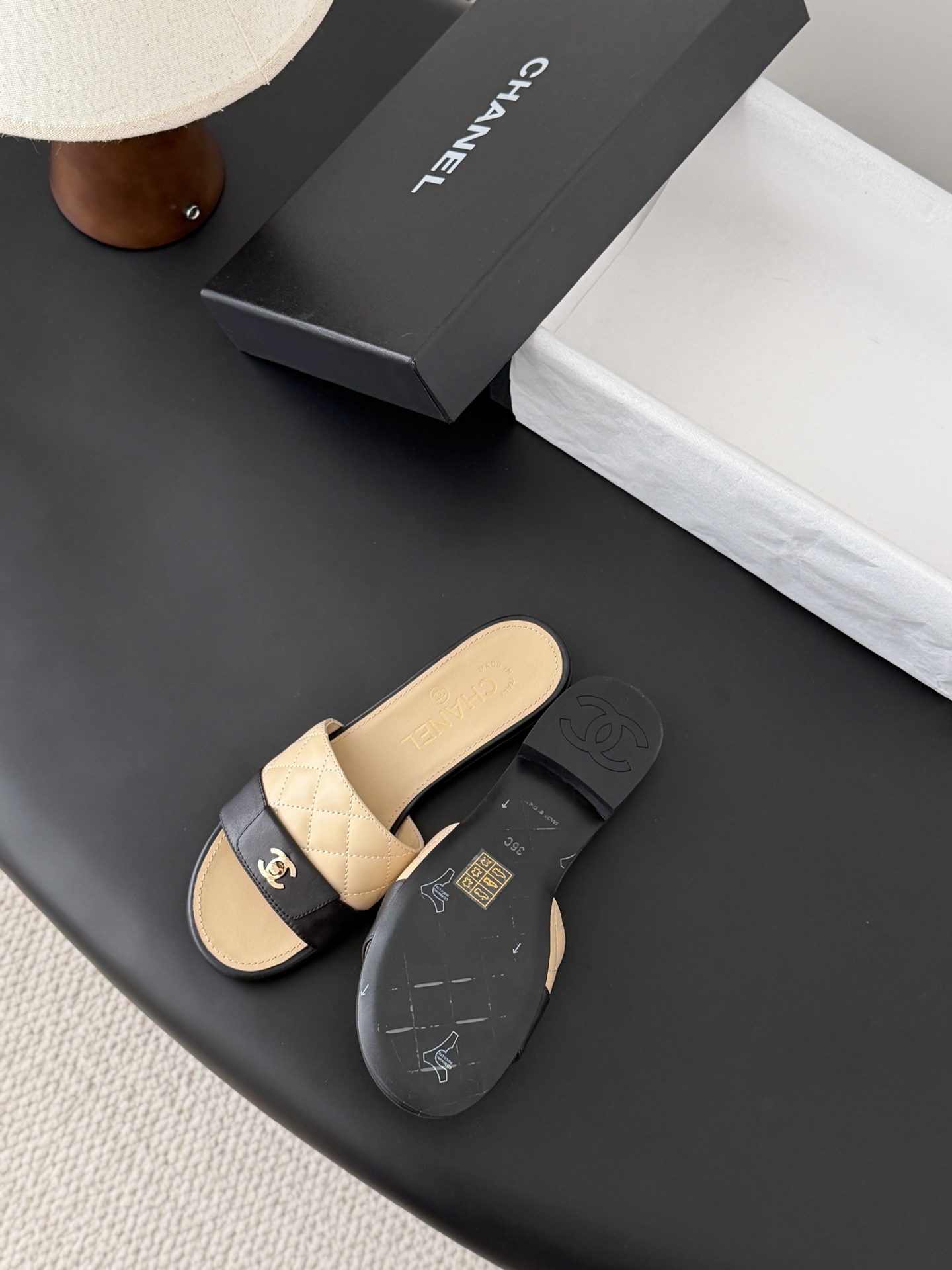 Chanel 26C新款书包扣拖鞋回归的经典书包扣设计 特别Vintage 复古味十足乐福鞋也长到了审美