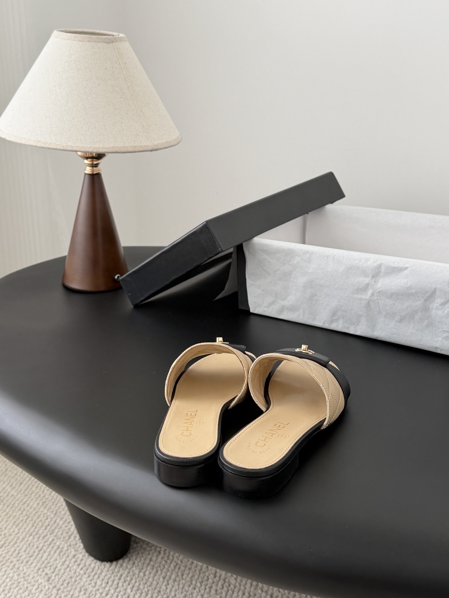 Chanel 26C新款书包扣拖鞋回归的经典书包扣设计 特别Vintage 复古味十足乐福鞋也长到了审美