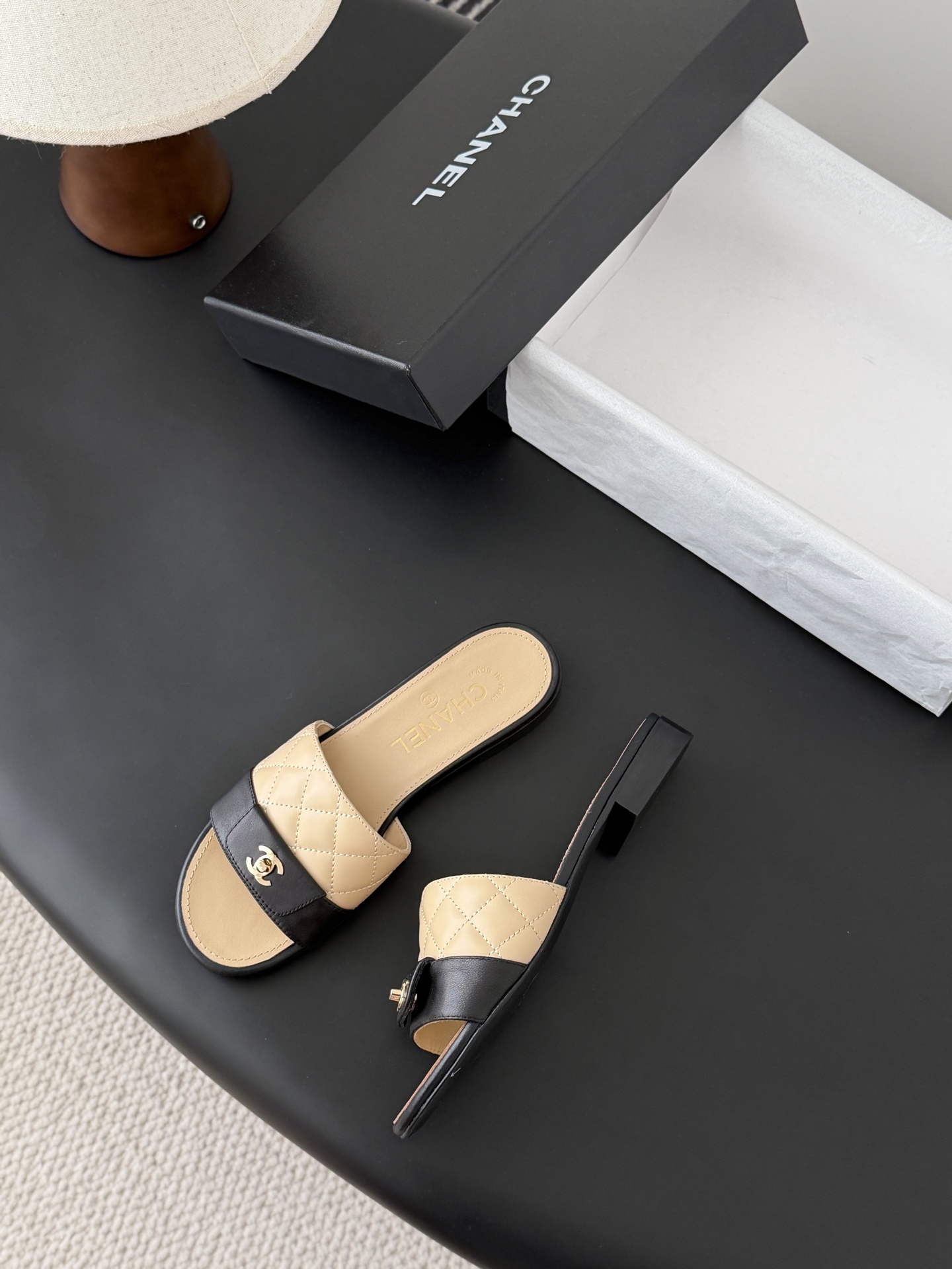 Chanel 26C新款书包扣拖鞋回归的经典书包扣设计 特别Vintage 复古味十足乐福鞋也长到了审美