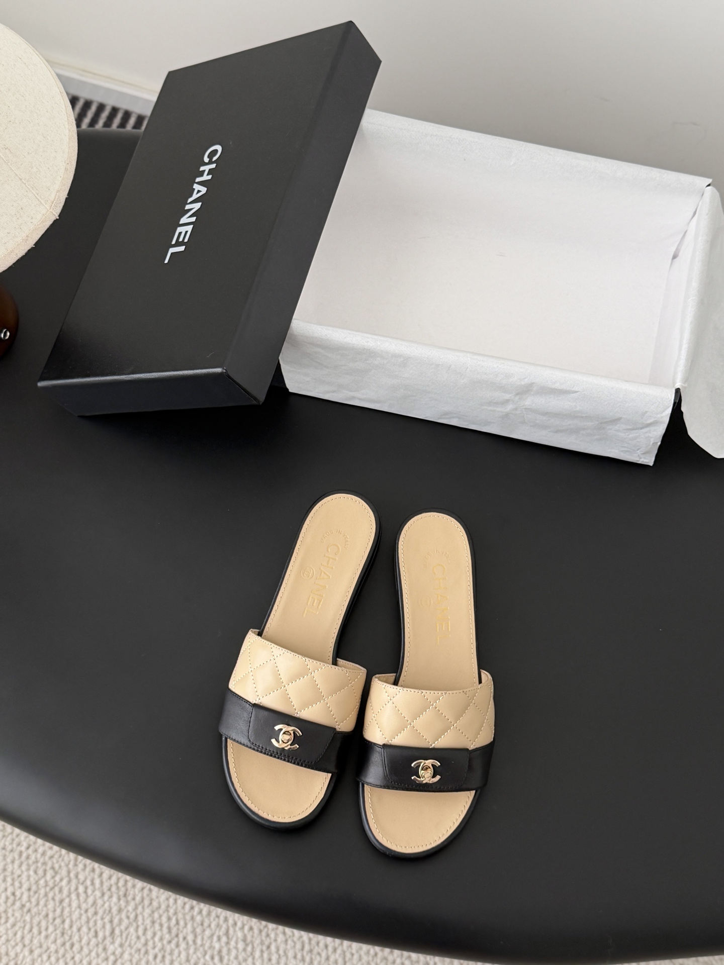 Chanel 26C新款书包扣拖鞋回归的经典书包扣设计 特别Vintage 复古味十足乐福鞋也长到了审美