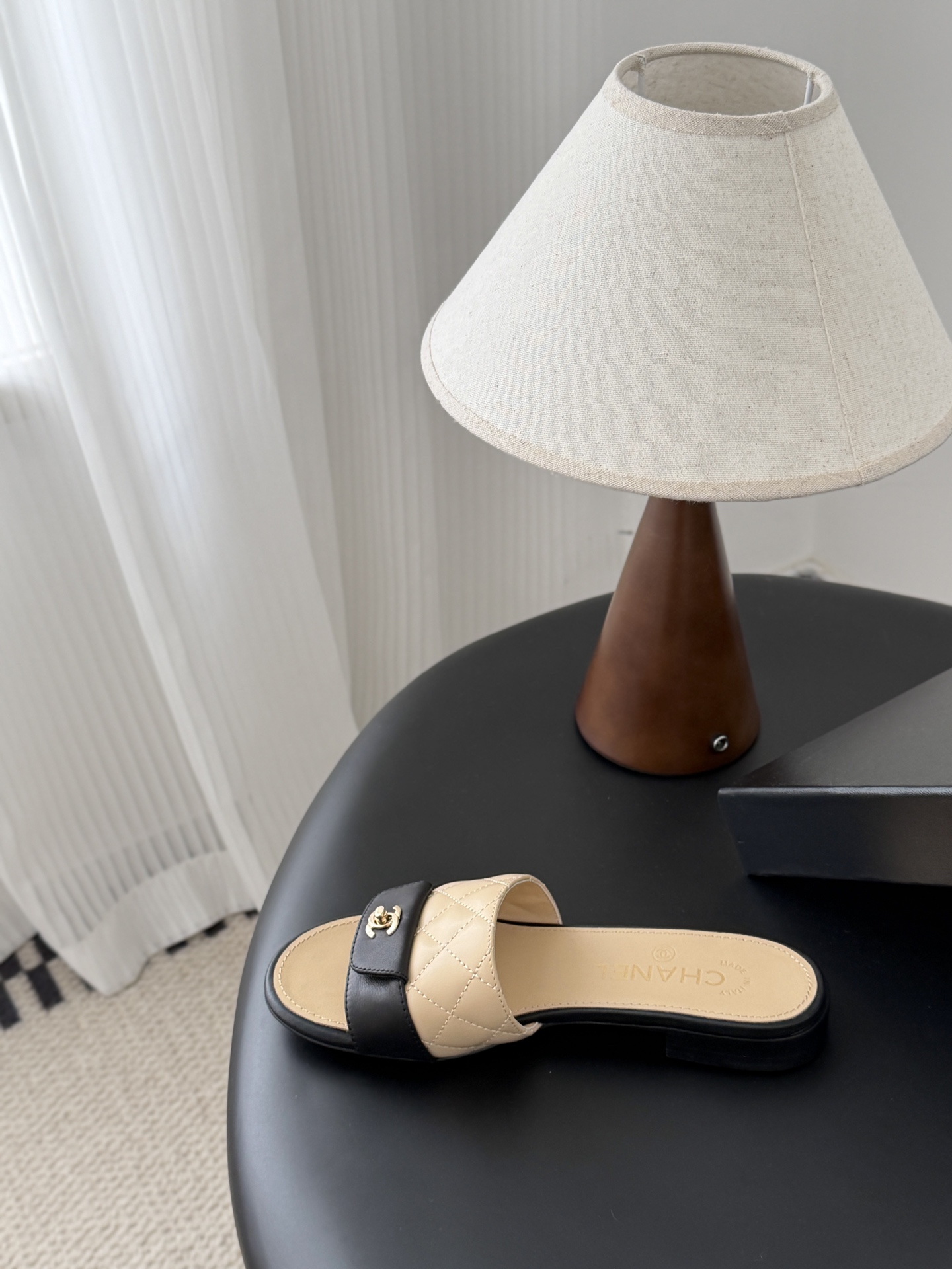 Chanel 26C新款书包扣拖鞋回归的经典书包扣设计 特别Vintage 复古味十足乐福鞋也长到了审美