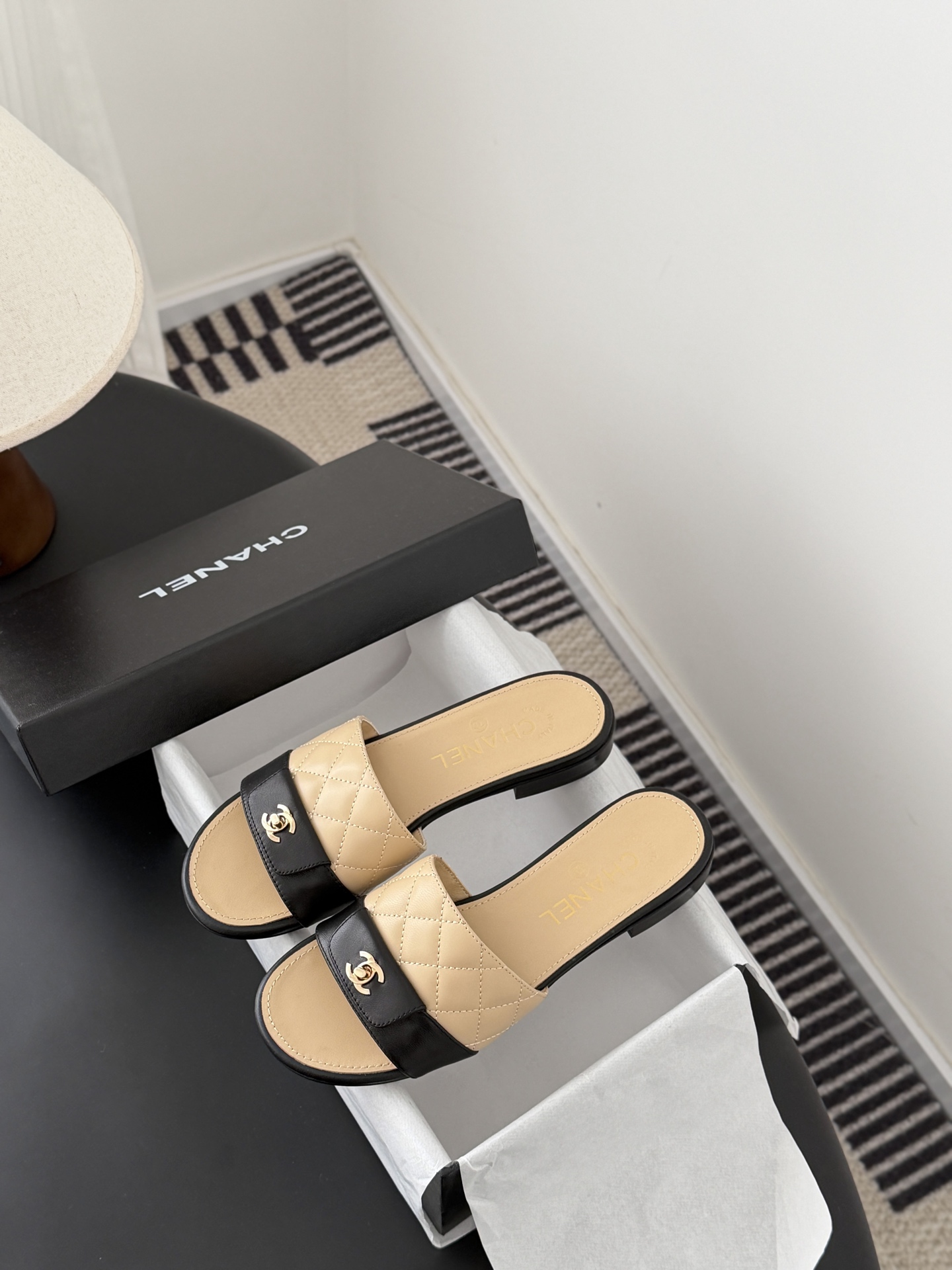 Chanel 26C新款书包扣拖鞋回归的经典书包扣设计 特别Vintage 复古味十足乐福鞋也长到了审美