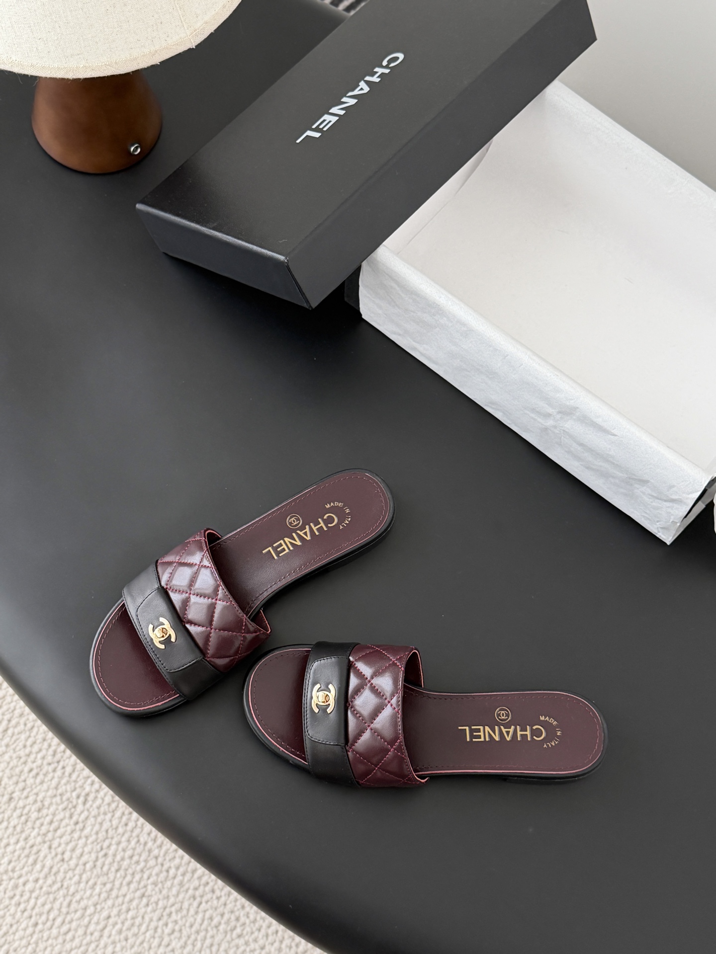 Chanel 26C新款书包扣拖鞋回归的经典书包扣设计 特别Vintage 复古味十足乐福鞋也长到了审美