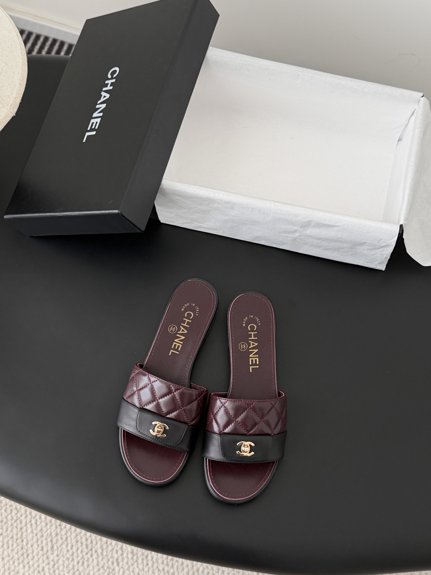 NO:721107,Chanel 26C new schoolbag buckle slippers, the return of the classic schoolbag buckle design, special Vintage, full of retro flavor, loafers have also grown to the aesthetic level, upper cowhide, lining sheepskin, leather outsole Size: 35-39 Other sizes are customized, slippers, chanel, loafers, slippers, cowhide, sheepskin, Leather soles19860909Chanel 26C新款书包扣拖鞋 回归的经典书包扣设计 特别Vintage 复古味十足 乐福鞋也长到了审美上 鞋面牛皮 内里羊皮 真皮大底 Size:35-39 其他码数定做,拖鞋,chanel,loafers,slippers,cowhide,sheepskin,Leather soles,Women's Shoes