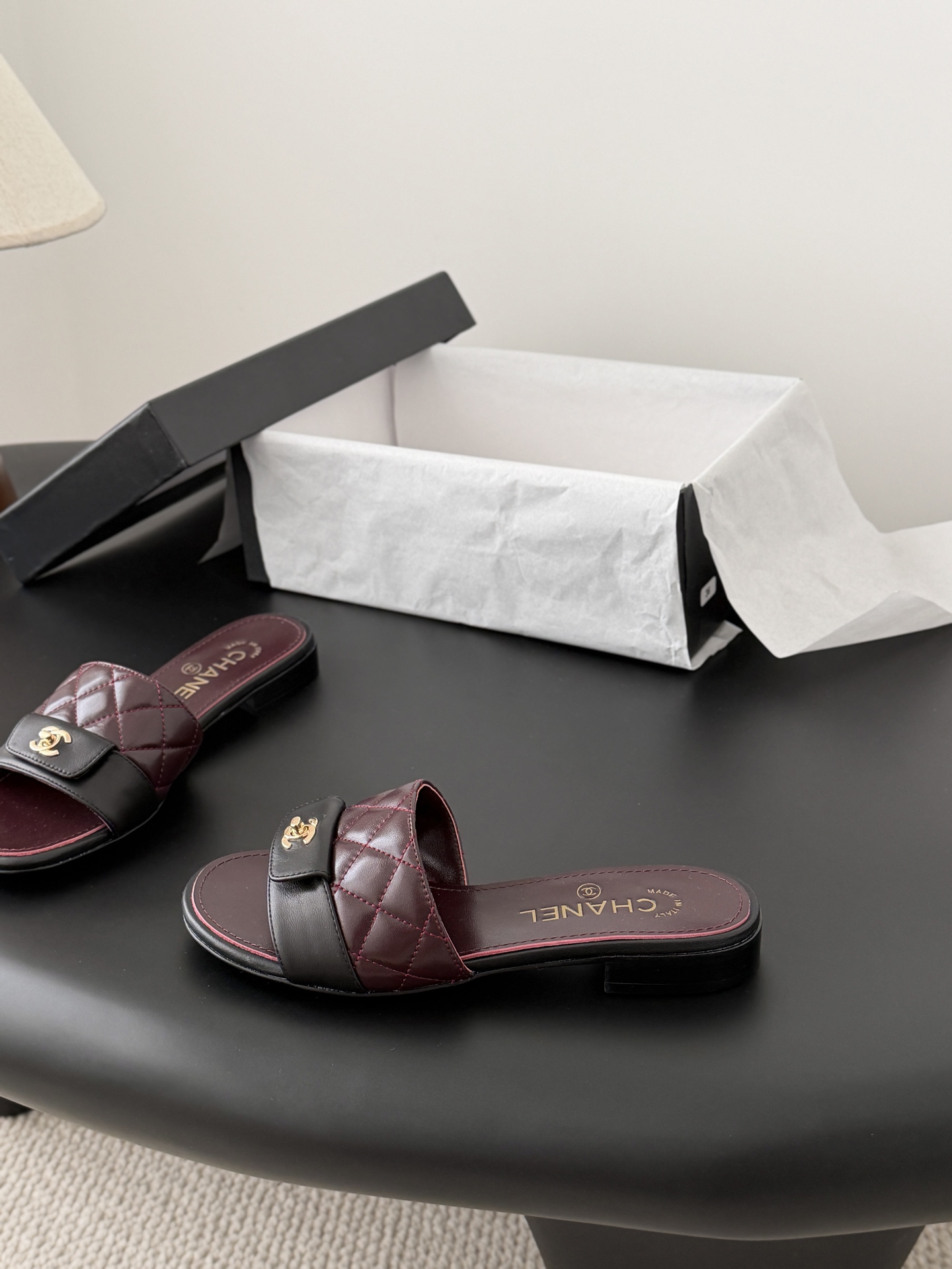 Chanel 26C新款书包扣拖鞋回归的经典书包扣设计 特别Vintage 复古味十足乐福鞋也长到了审美