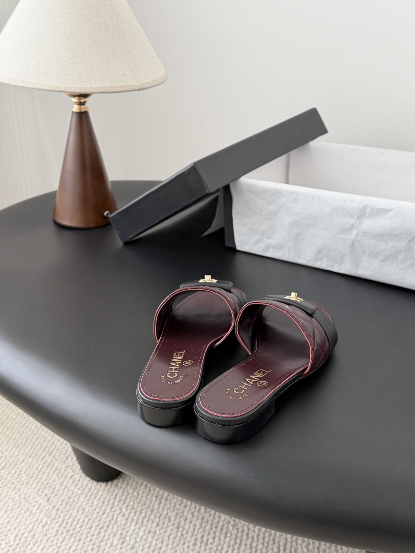 Chanel 26C新款书包扣拖鞋回归的经典书包扣设计 特别Vintage 复古味十足乐福鞋也长到了审美