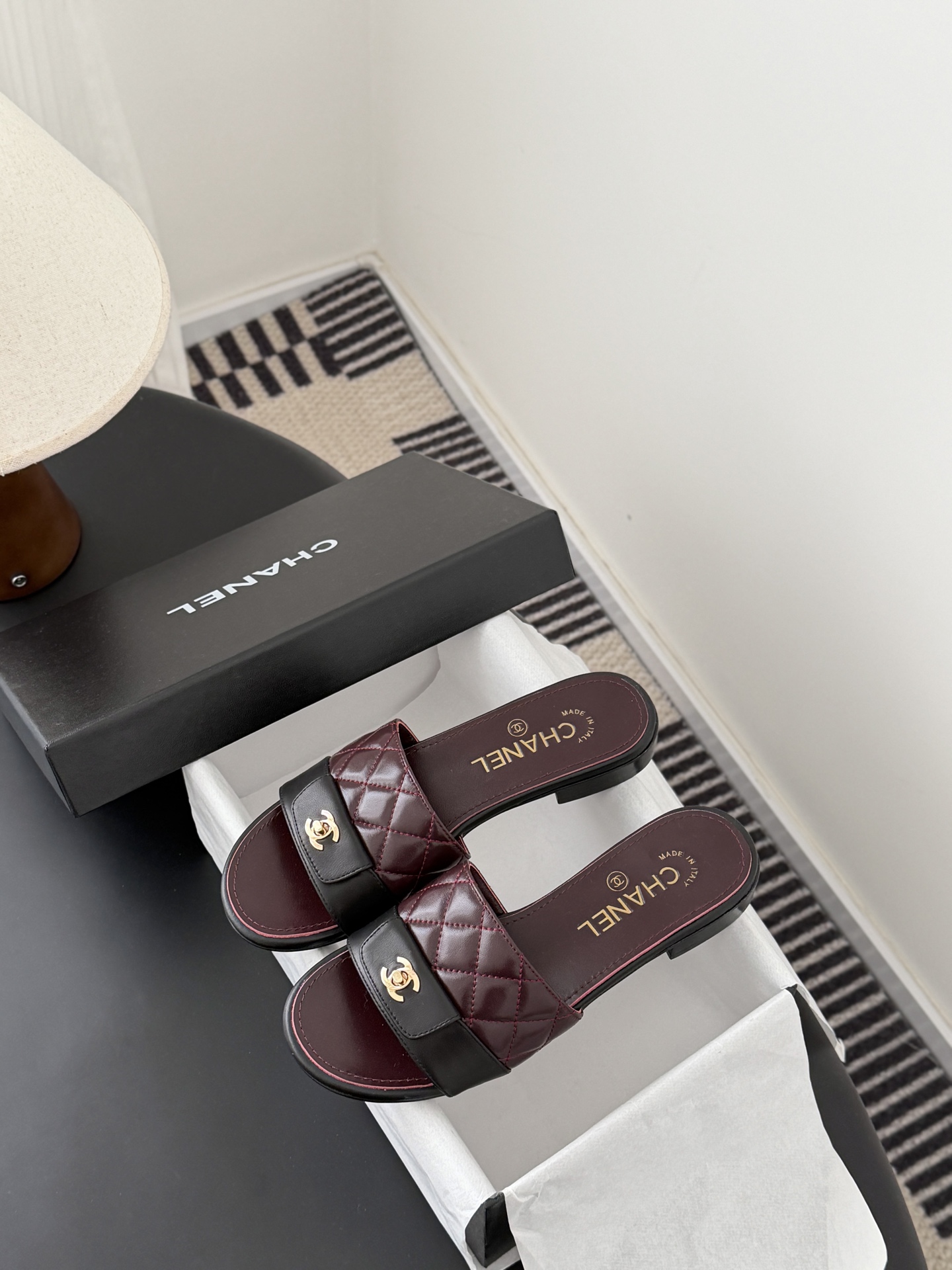 Chanel 26C新款书包扣拖鞋回归的经典书包扣设计 特别Vintage 复古味十足乐福鞋也长到了审美