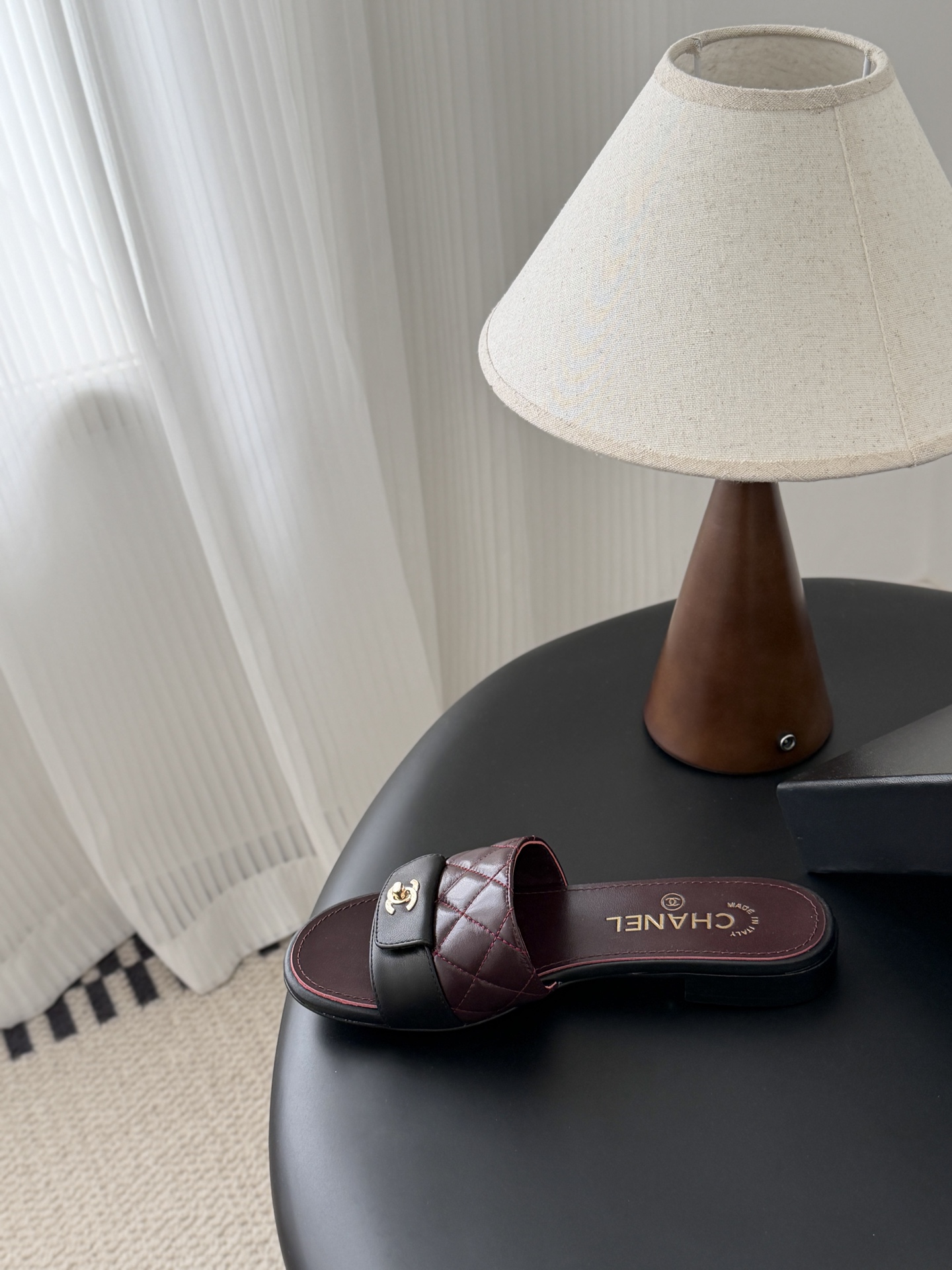 Chanel 26C新款书包扣拖鞋回归的经典书包扣设计 特别Vintage 复古味十足乐福鞋也长到了审美