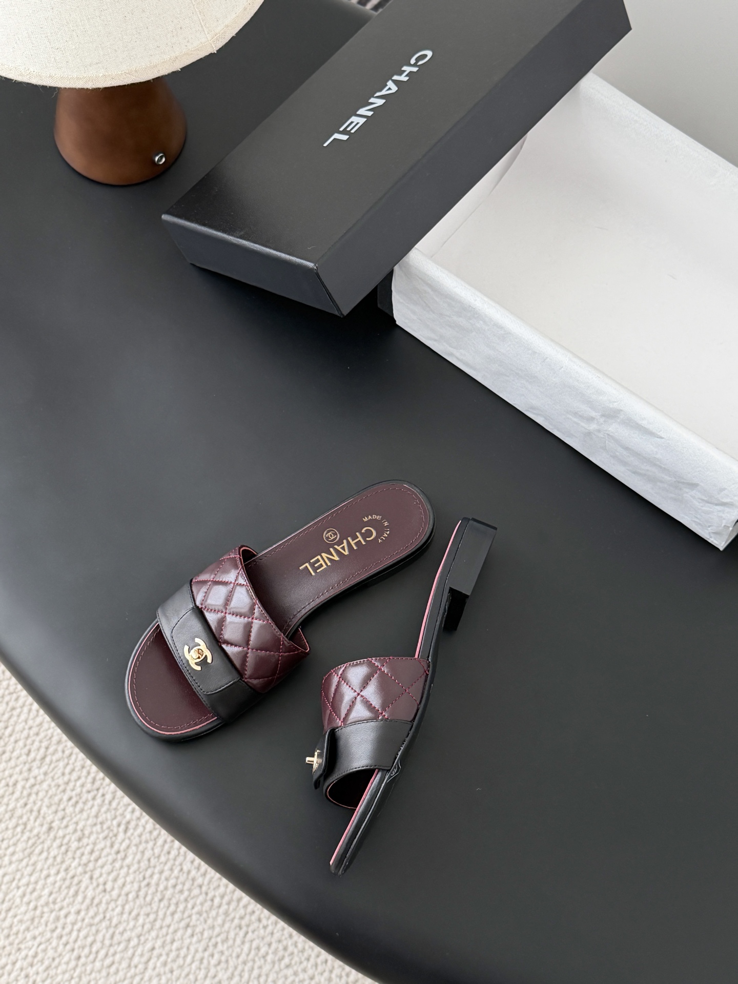 Chanel 26C新款书包扣拖鞋回归的经典书包扣设计 特别Vintage 复古味十足乐福鞋也长到了审美