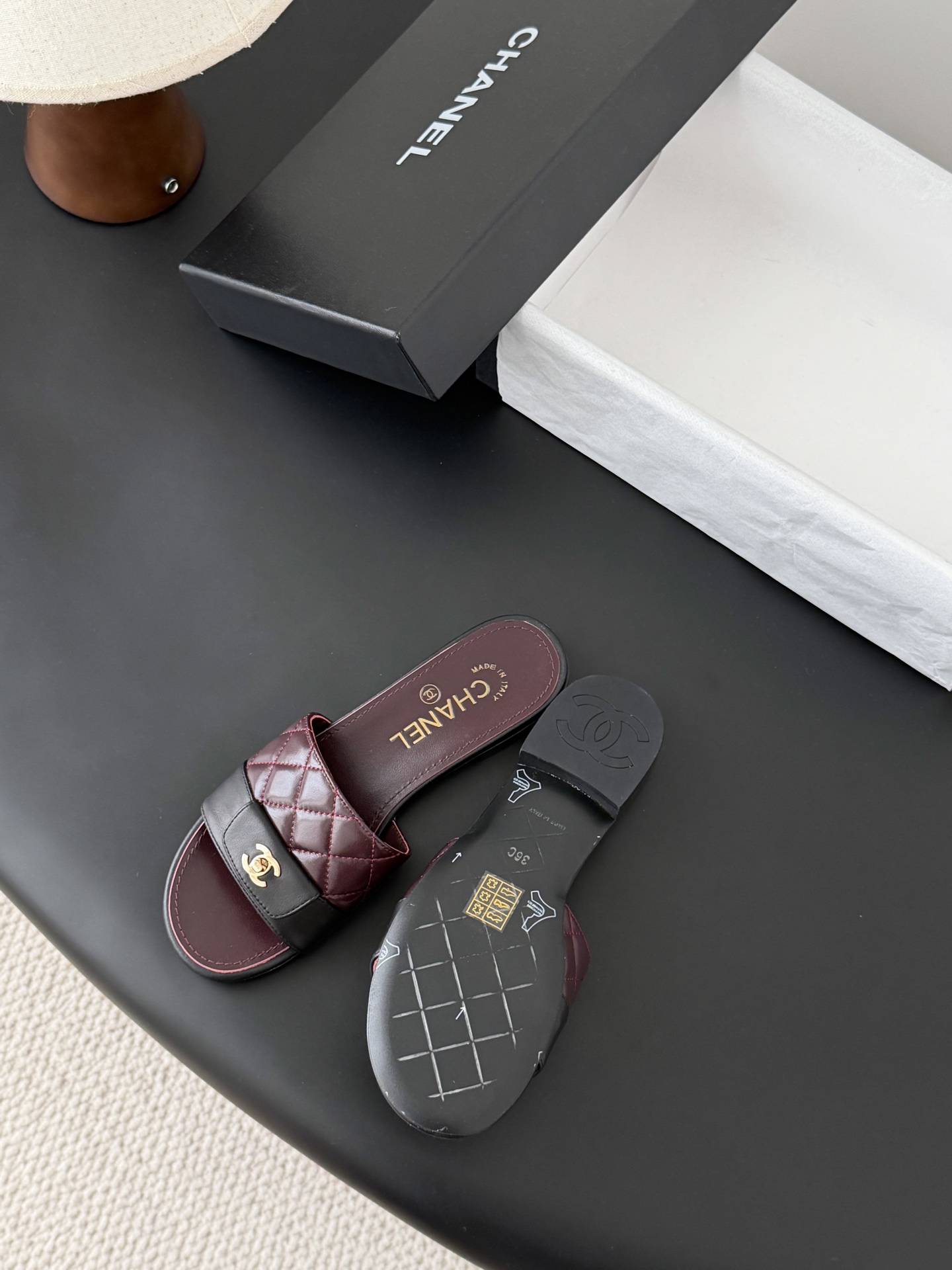 Chanel 26C新款书包扣拖鞋回归的经典书包扣设计 特别Vintage 复古味十足乐福鞋也长到了审美